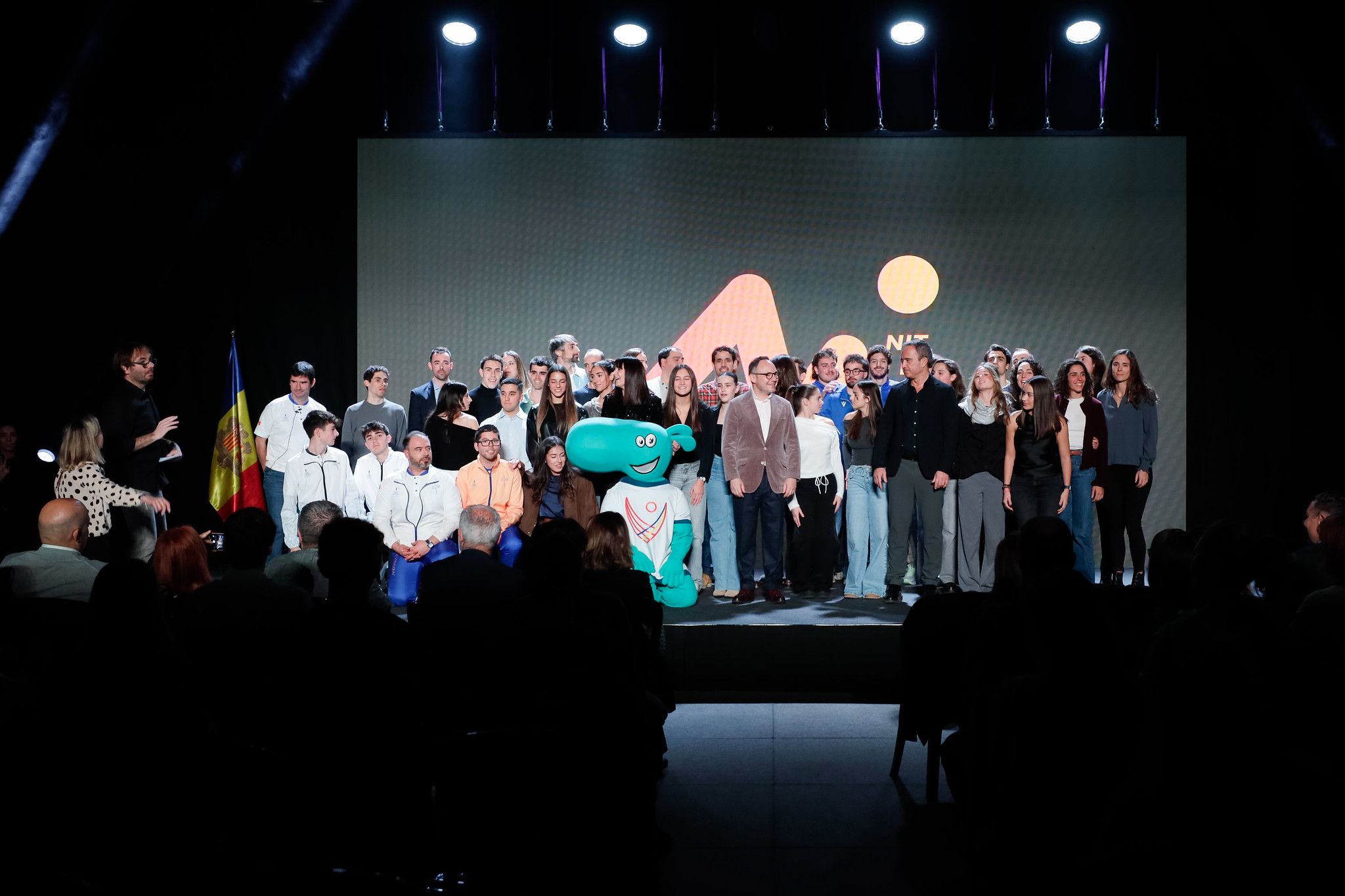 Alguns dels esportistes reconeguts a la Nit de l'Esport, sobre l'escenari del pavelló.