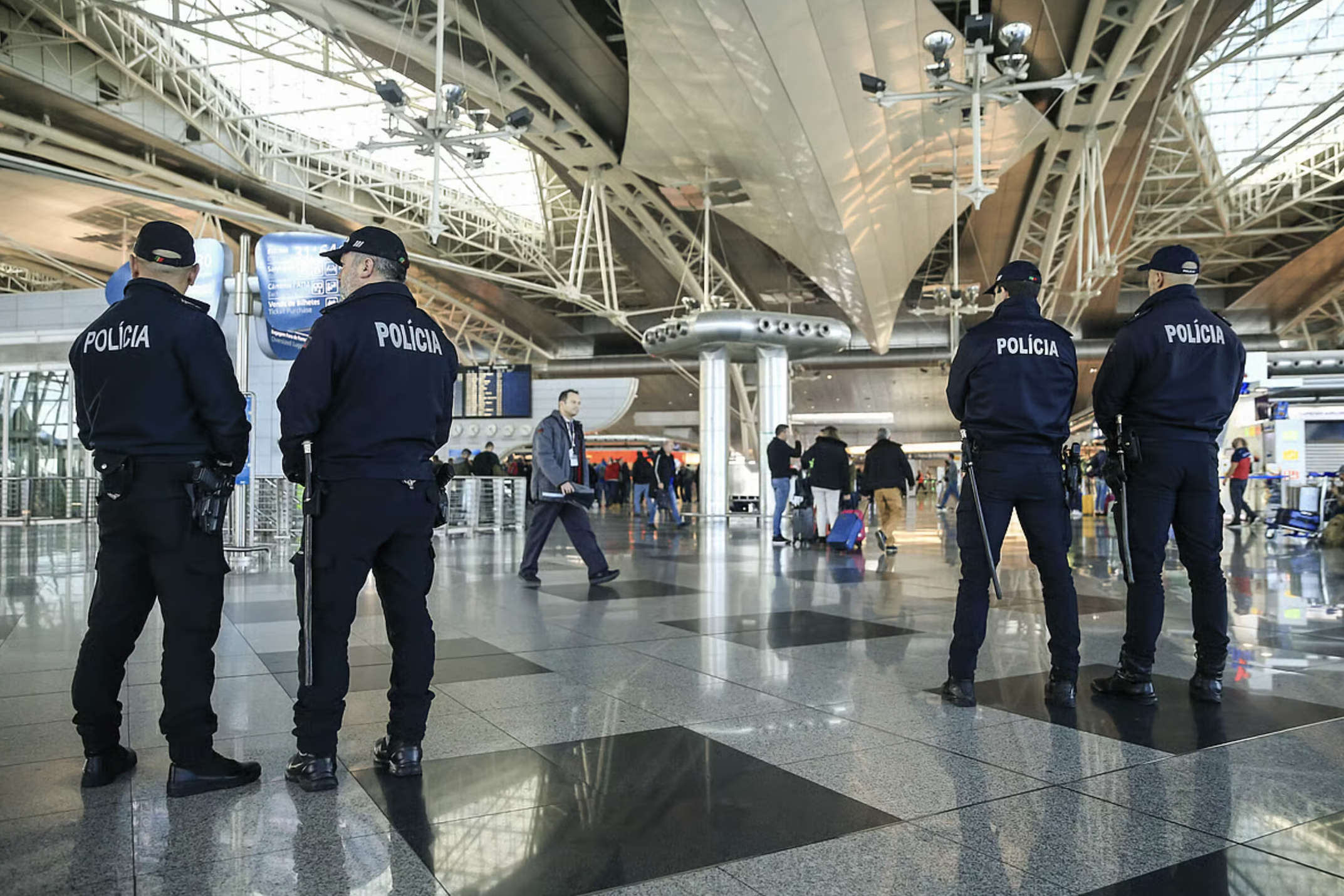 Policies vigilant a l'aeroport Humberto Delgado de Lisboa. Policies vigilant a l'aeroport Humberto Delgado de Lisboa.