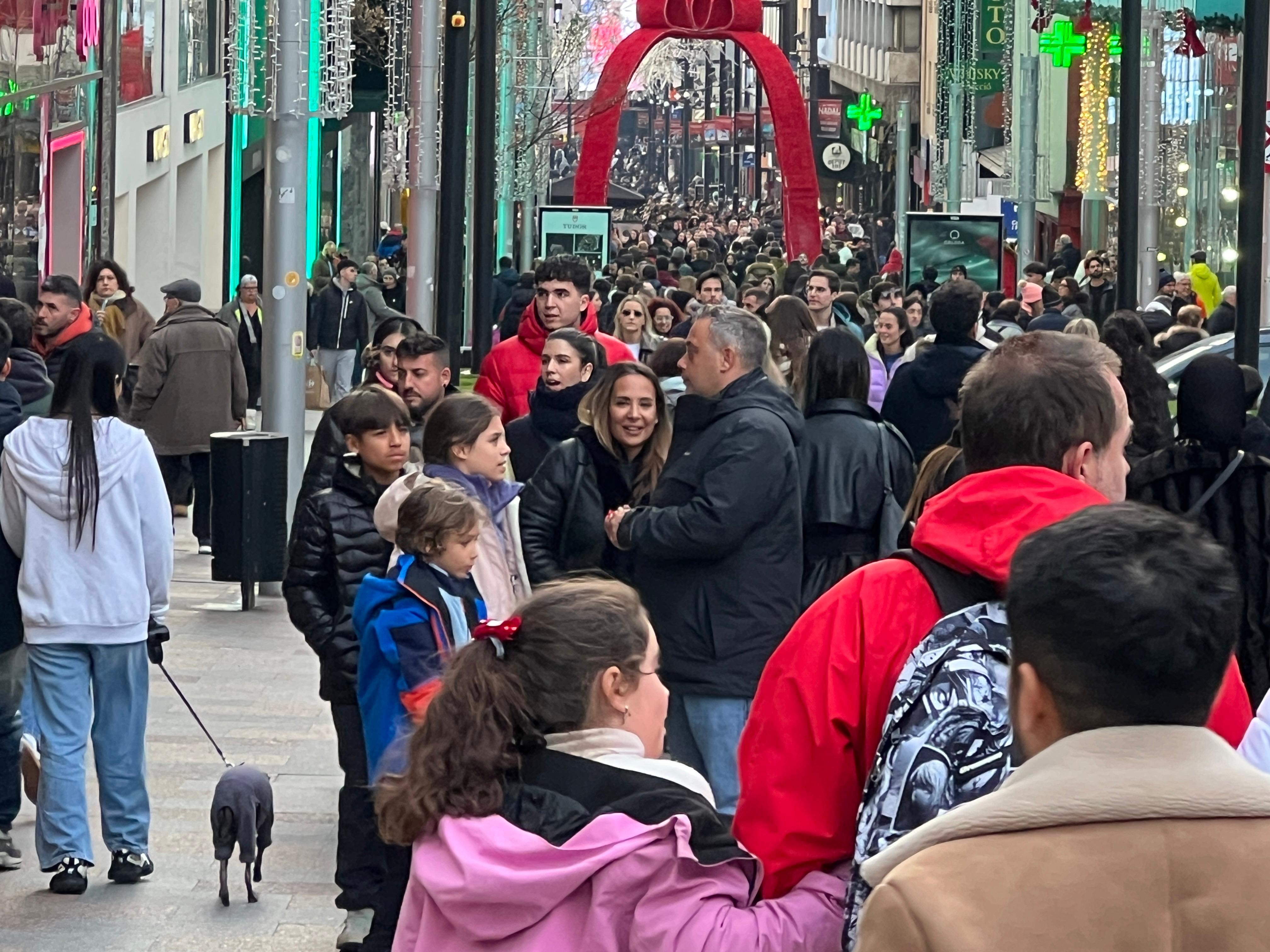 Turistes a l'avinguda Carlemany dies abans de Nadal. Turistes a l'avinguda Carlemany dies abans de Nadal.