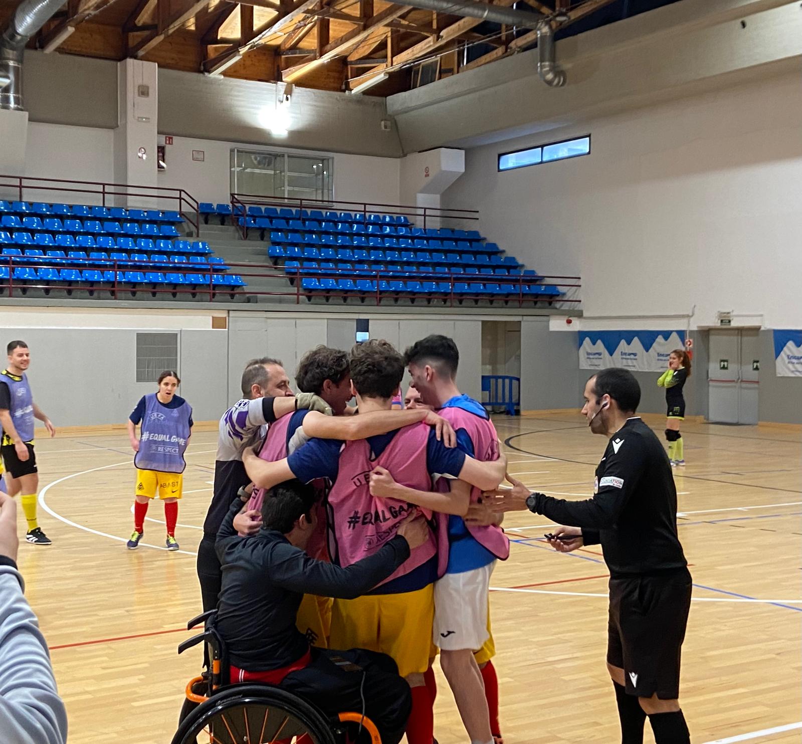 El director esportiu Jaume Nogués, abraçat amb diversos jugadors del Genuine i el tècnic Genís Besolí.