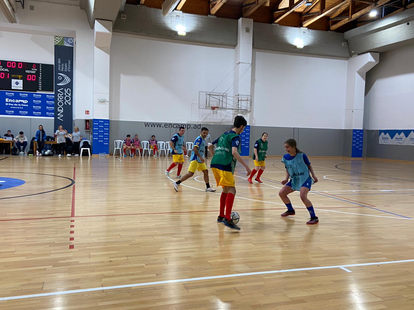 Un dels partits del quadrangular, amb diversos equips de la FAF barrejats.