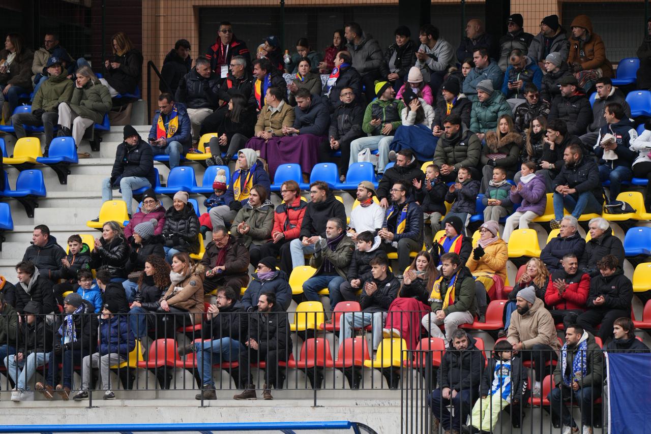 El fred ha regnat a les graderies d'Encamp en el dia de recuperar el triomf.