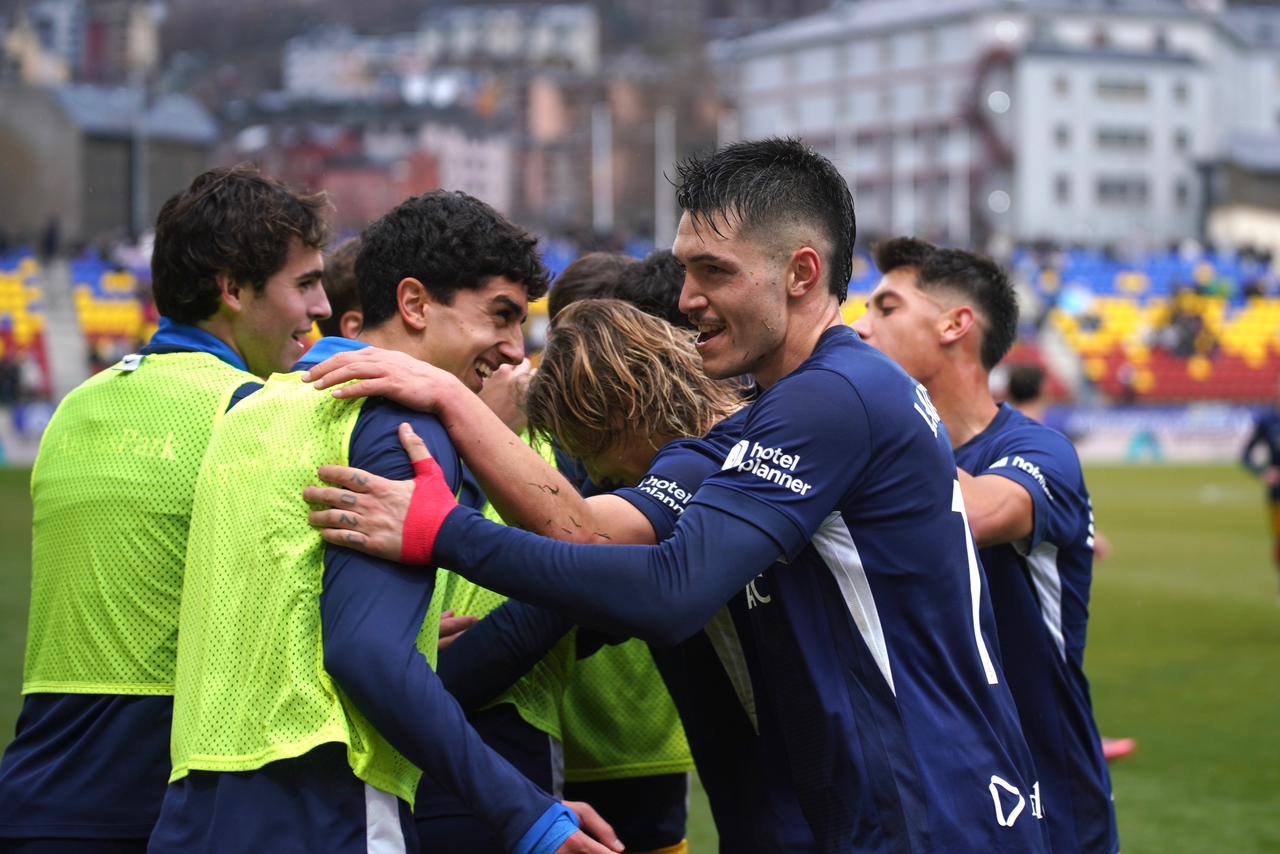 Els jugadors de l'FC Andorra, eufòrics celebrant el gol de Lauti a la banda.