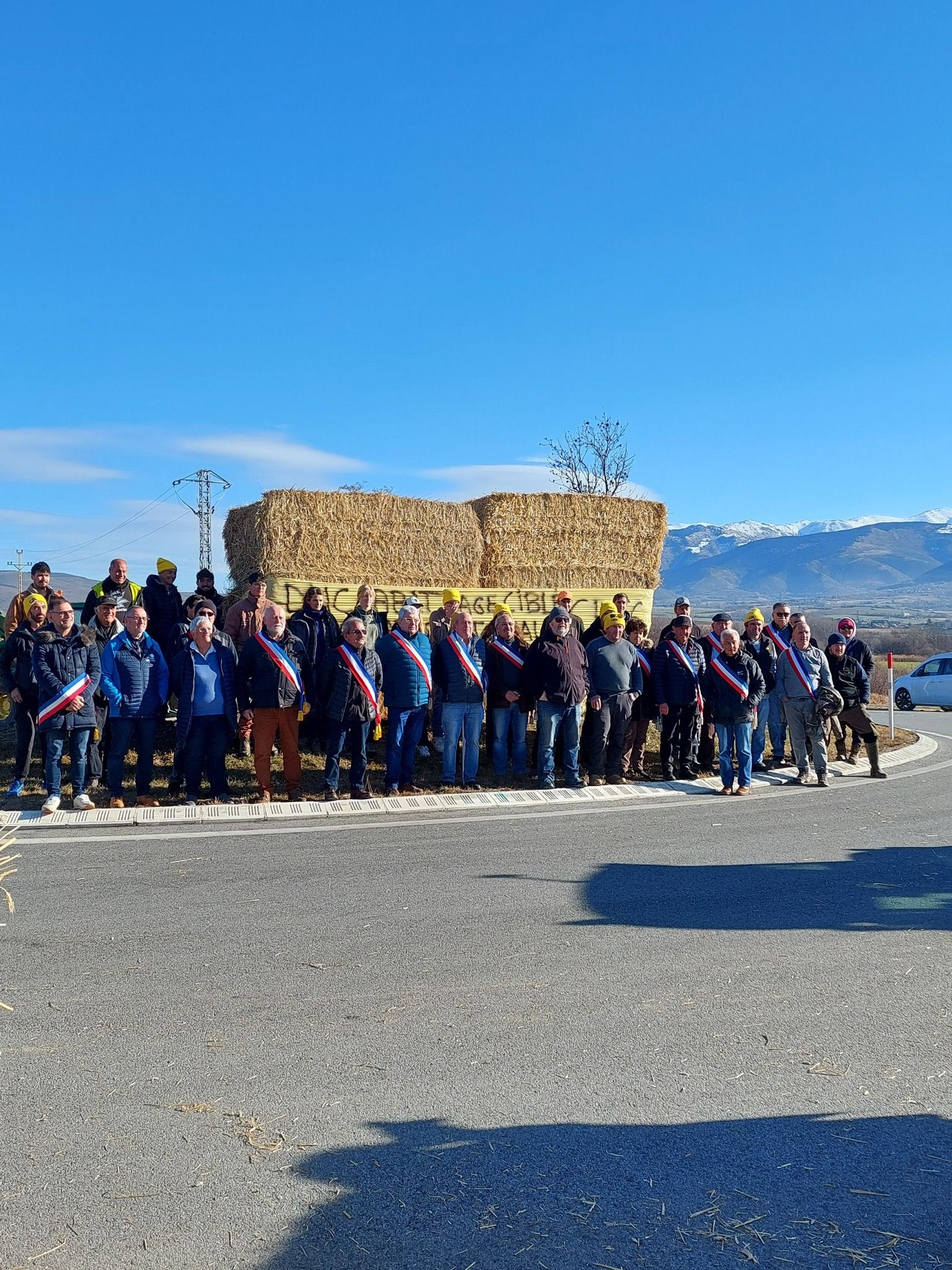 Alcaldes de l'Alta Cerdanya amb els manifestants a Ur.