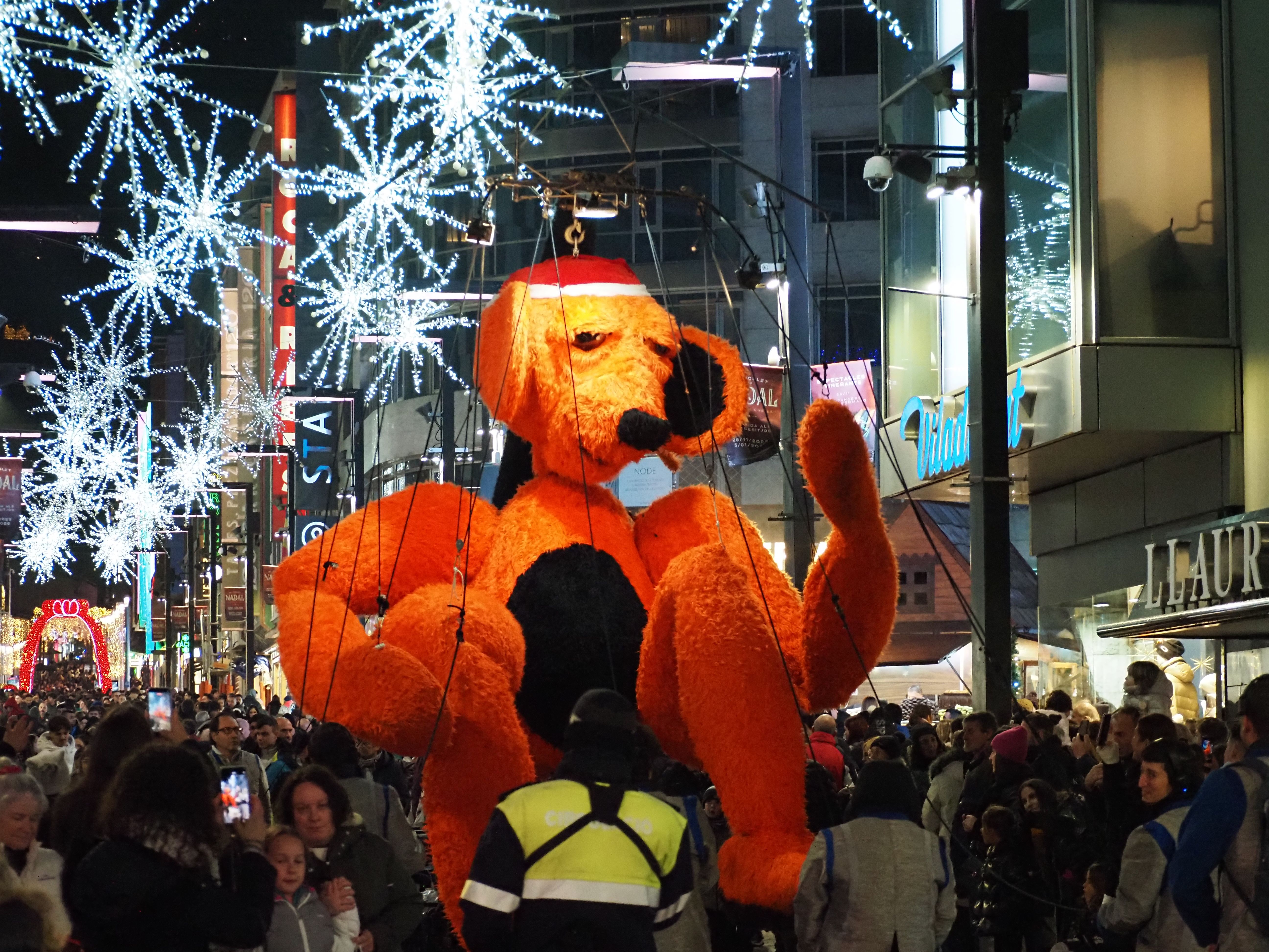 El peluix gegant passejant per l'avinguda Meritxell.