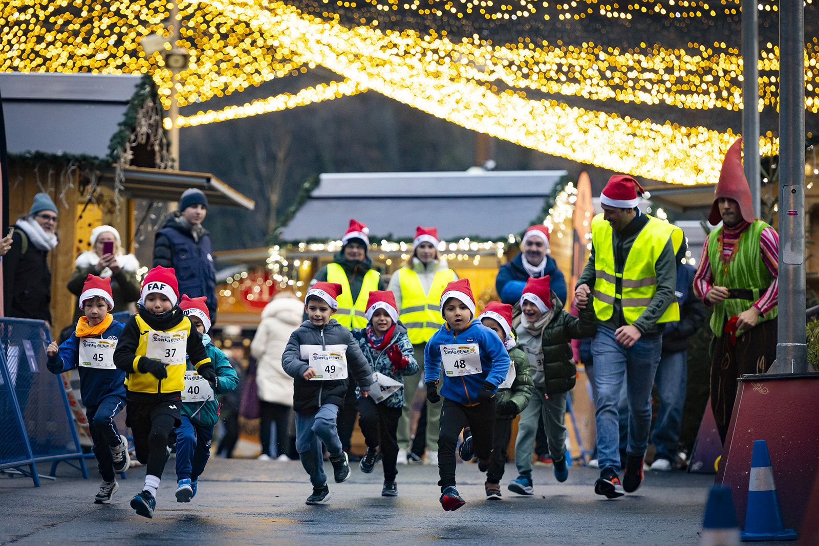 Participants a la cursa del petit Santa Claus.