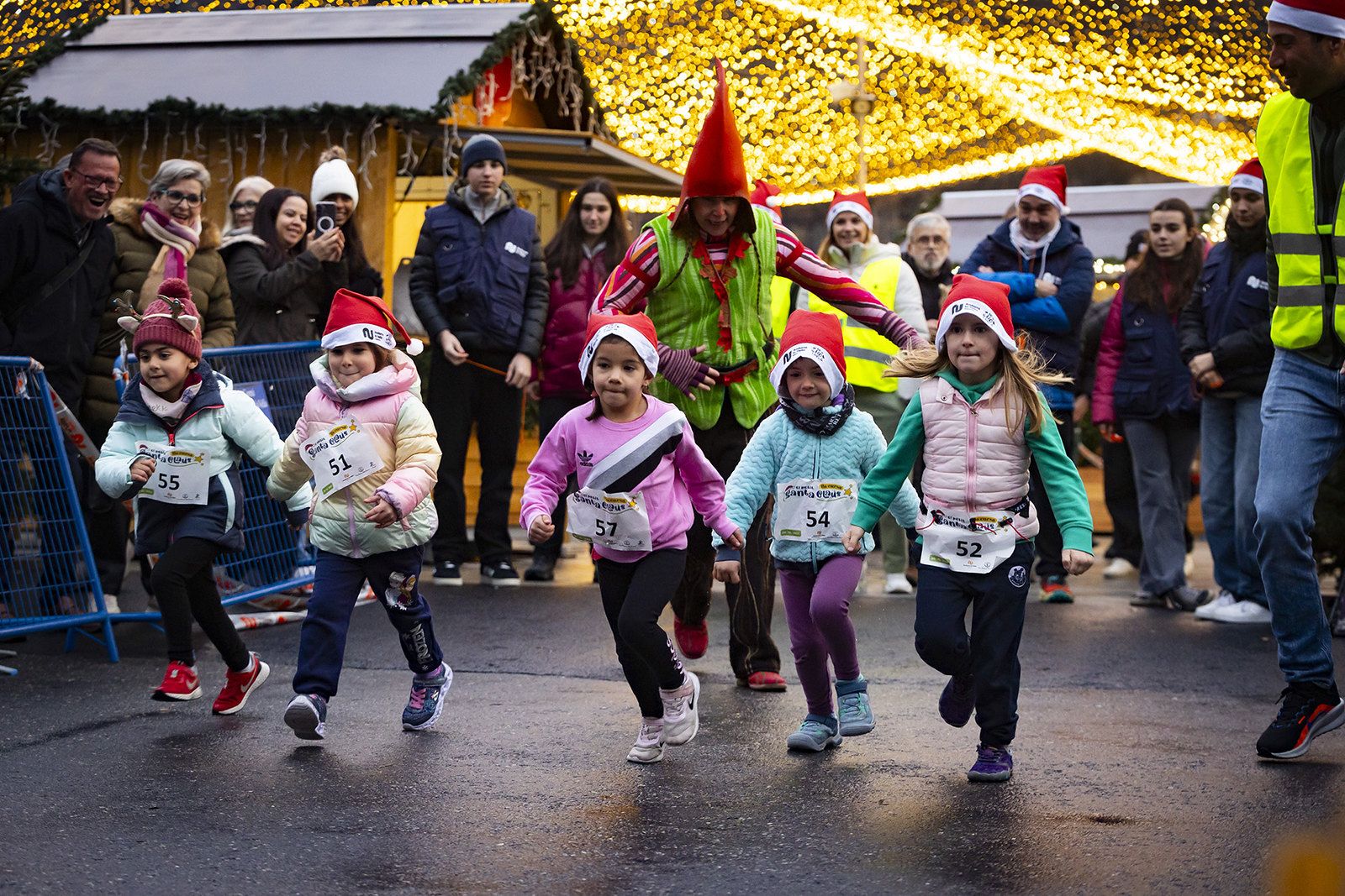 Participants a la cursa del petit Santa Claus.