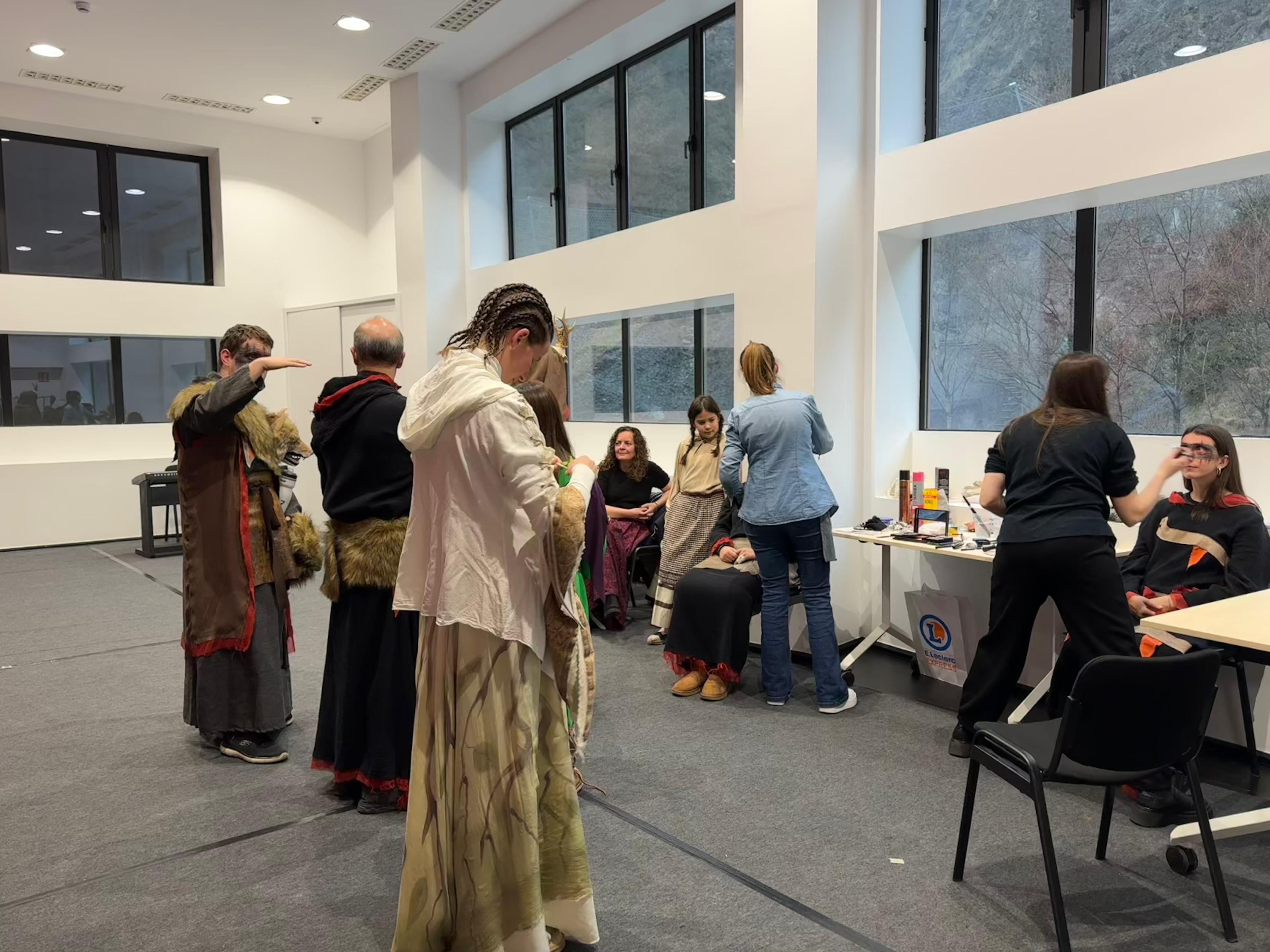 Els actors d'Els Pastorets preparant-se per l'assaig general aquest dissabte a la tarda. Els actors d'Els Pastorets preparant-se per l'assaig general aquest dissabte a la tarda.