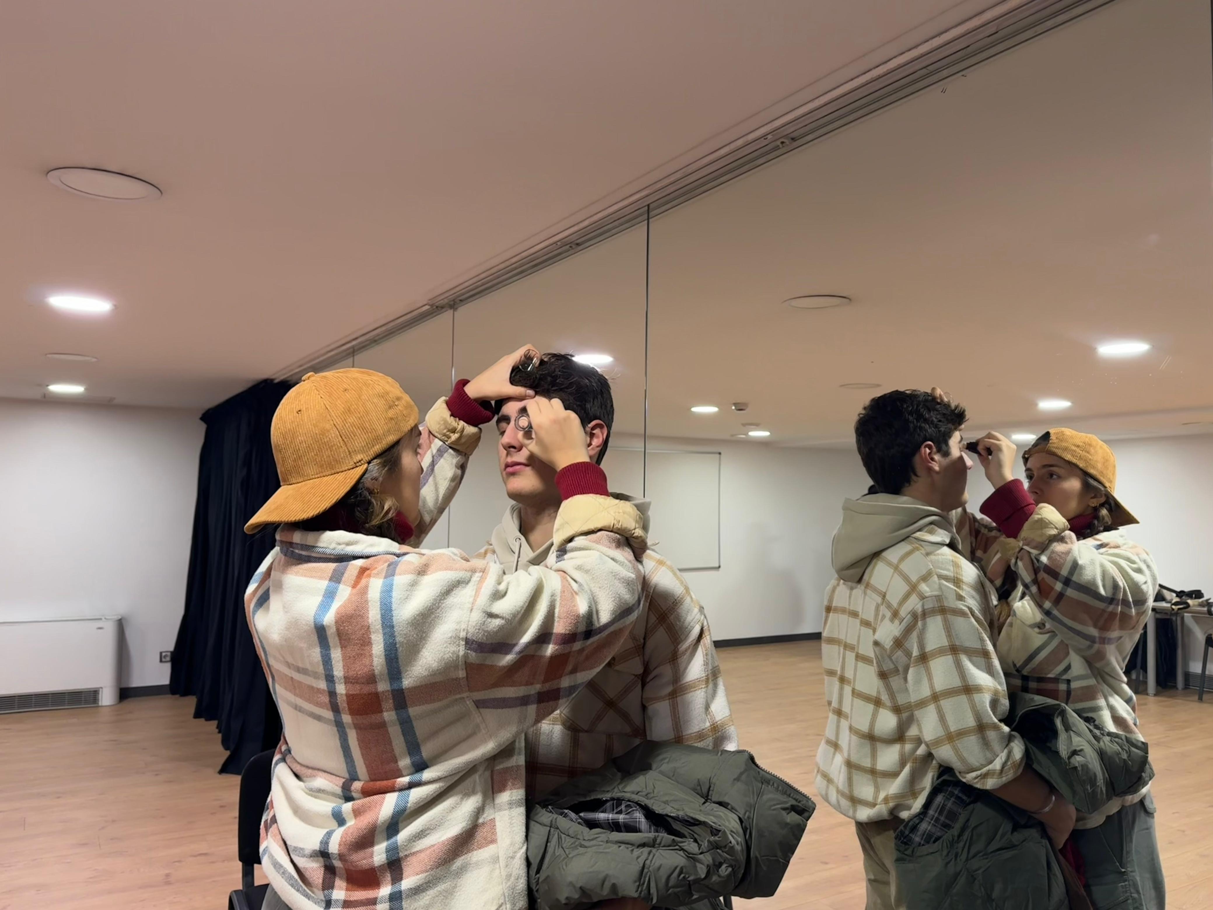 Els actors maquillant-se abans de l'assaig general. Els actors maquillant-se abans de l'assaig general.