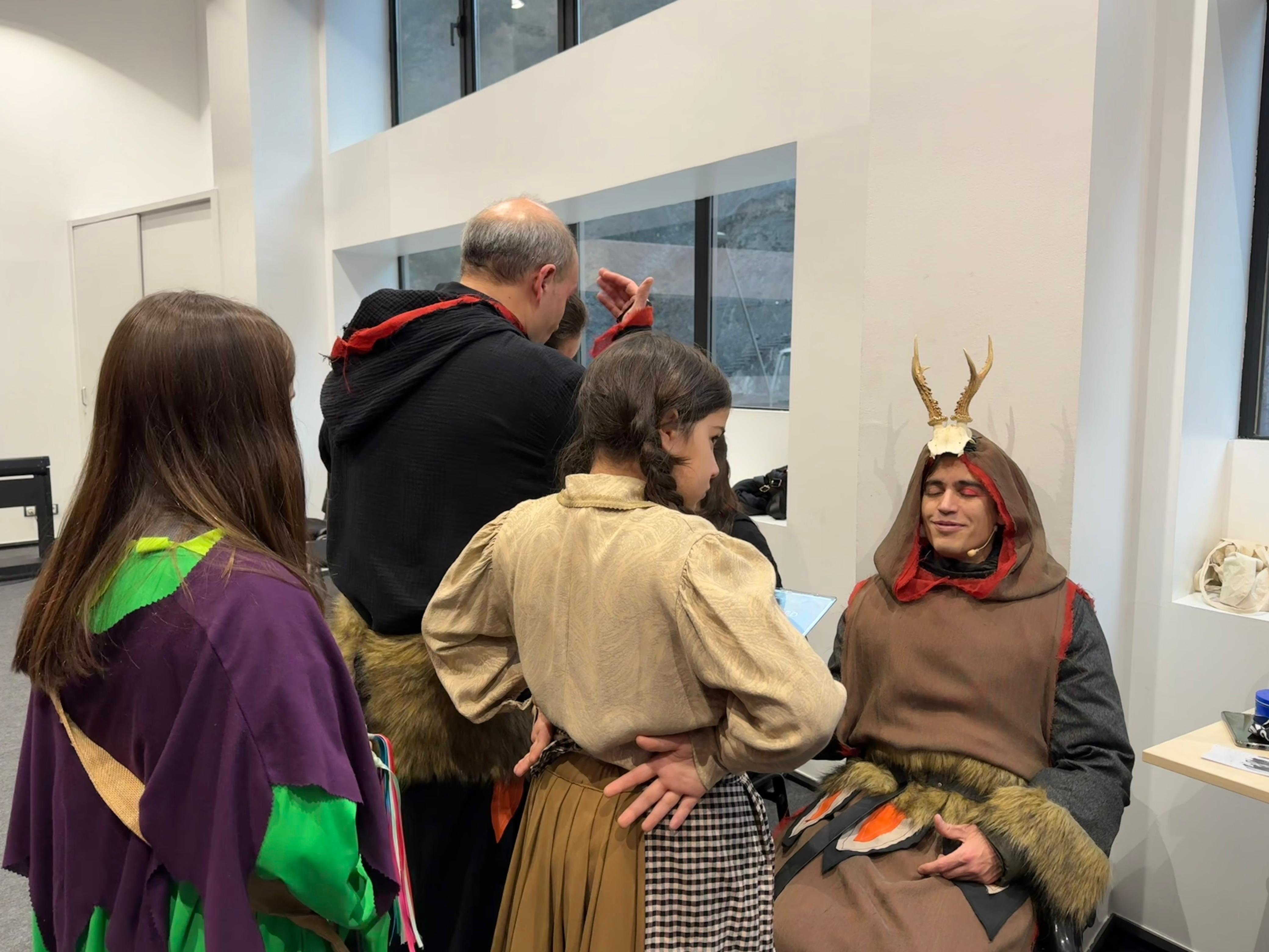 Els actors preparant-se abans de l'assaig general. Els actors preparant-se abans de l'assaig general.