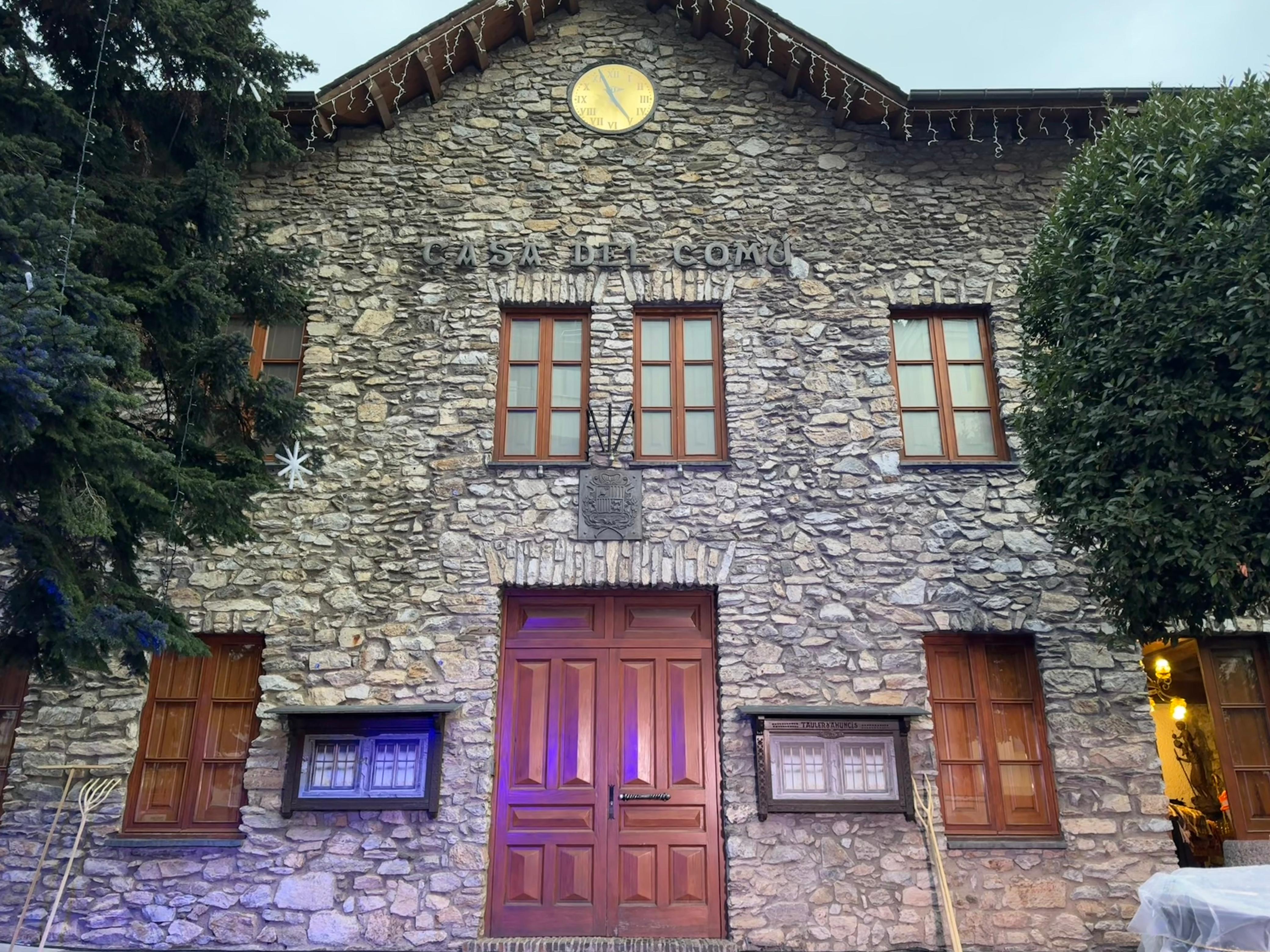 Casa Comuna il·luminada per acollir 'Els Pastorets'. Casa Comuna il·luminada per acollir 'Els Pastorets'.