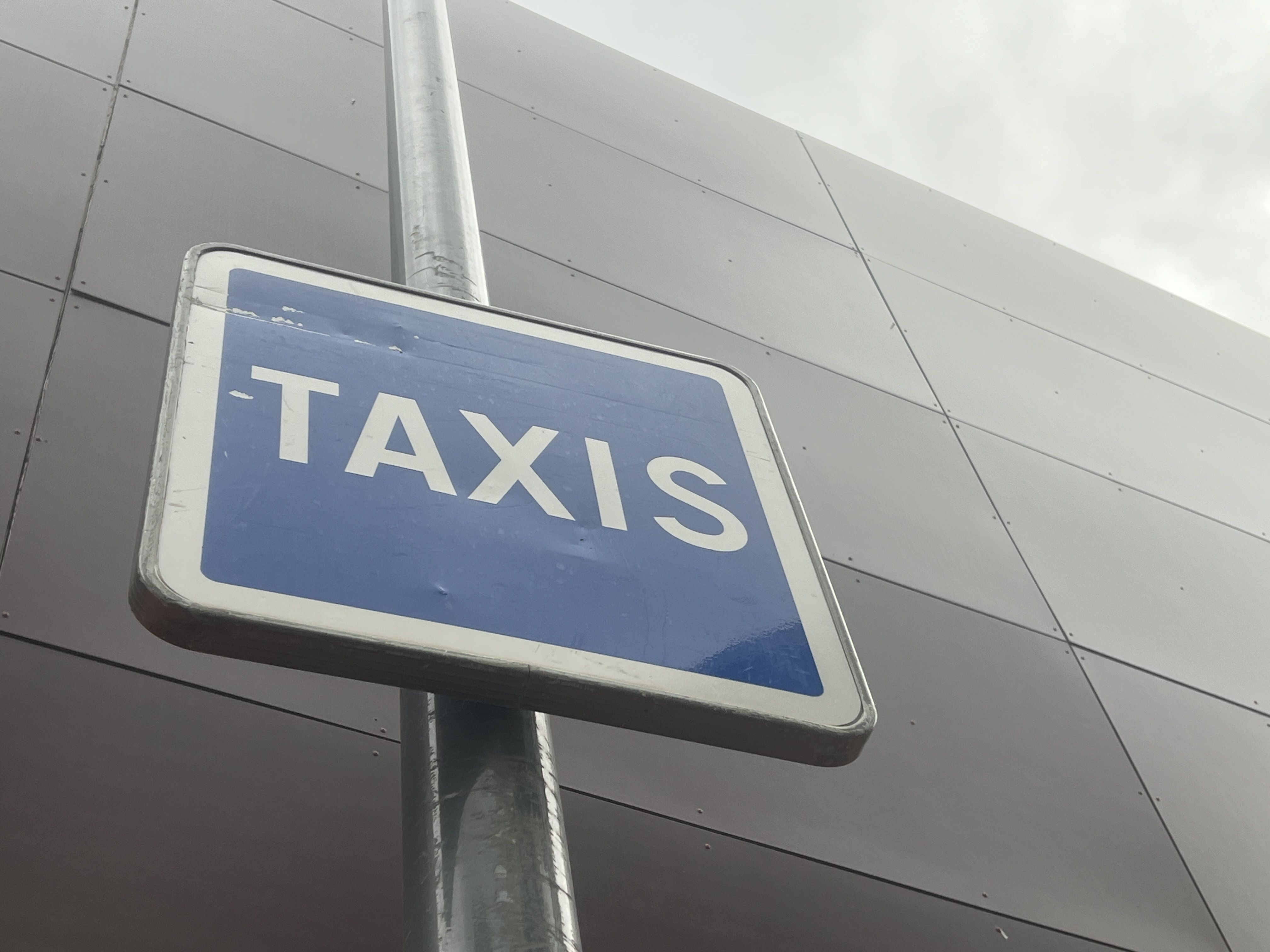 Un cartell anunciador d'una zona d'estacionament per a taxis.