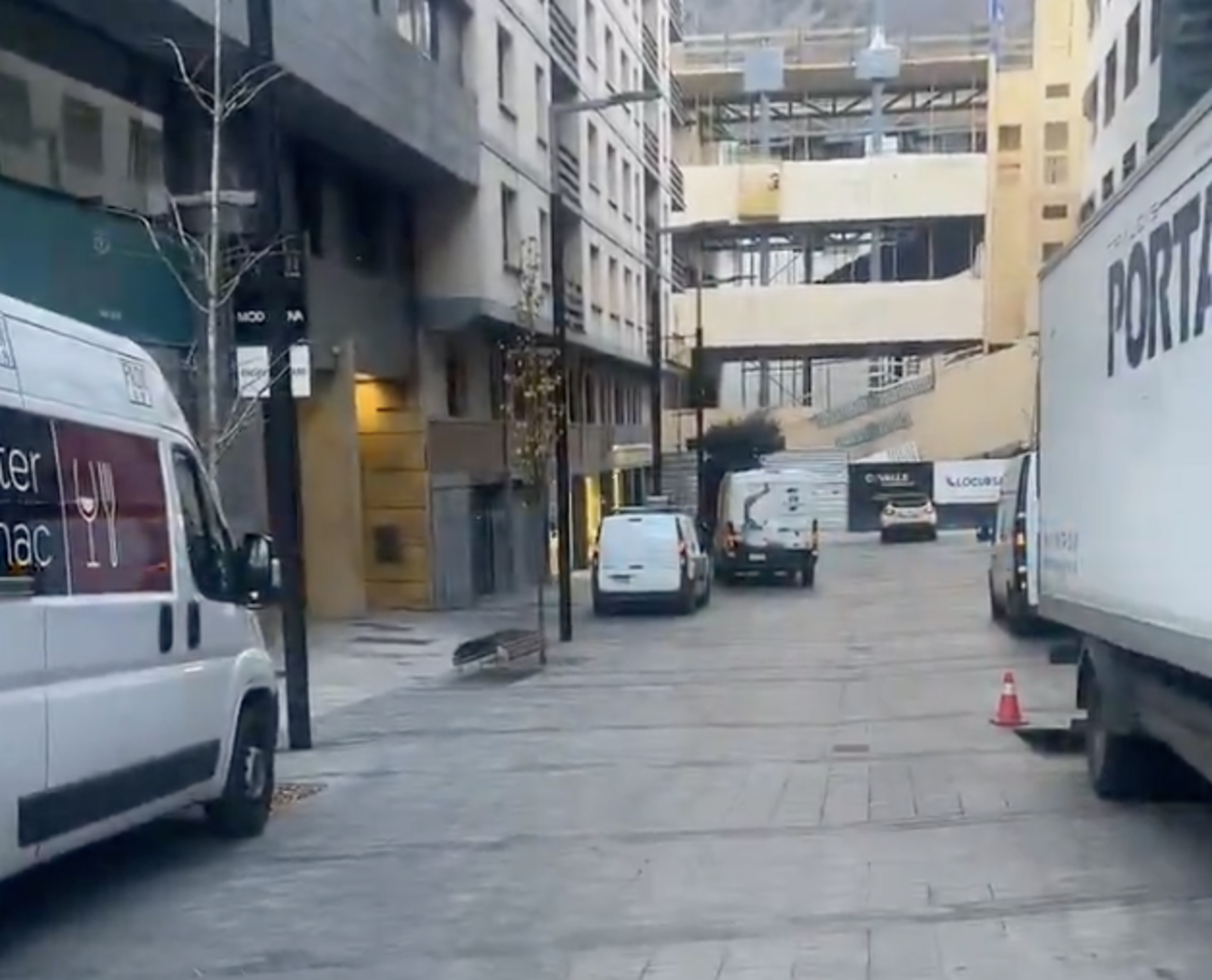 Diverses furgonetes i camions al carrer Prat Primer d'Andorra la Vella.