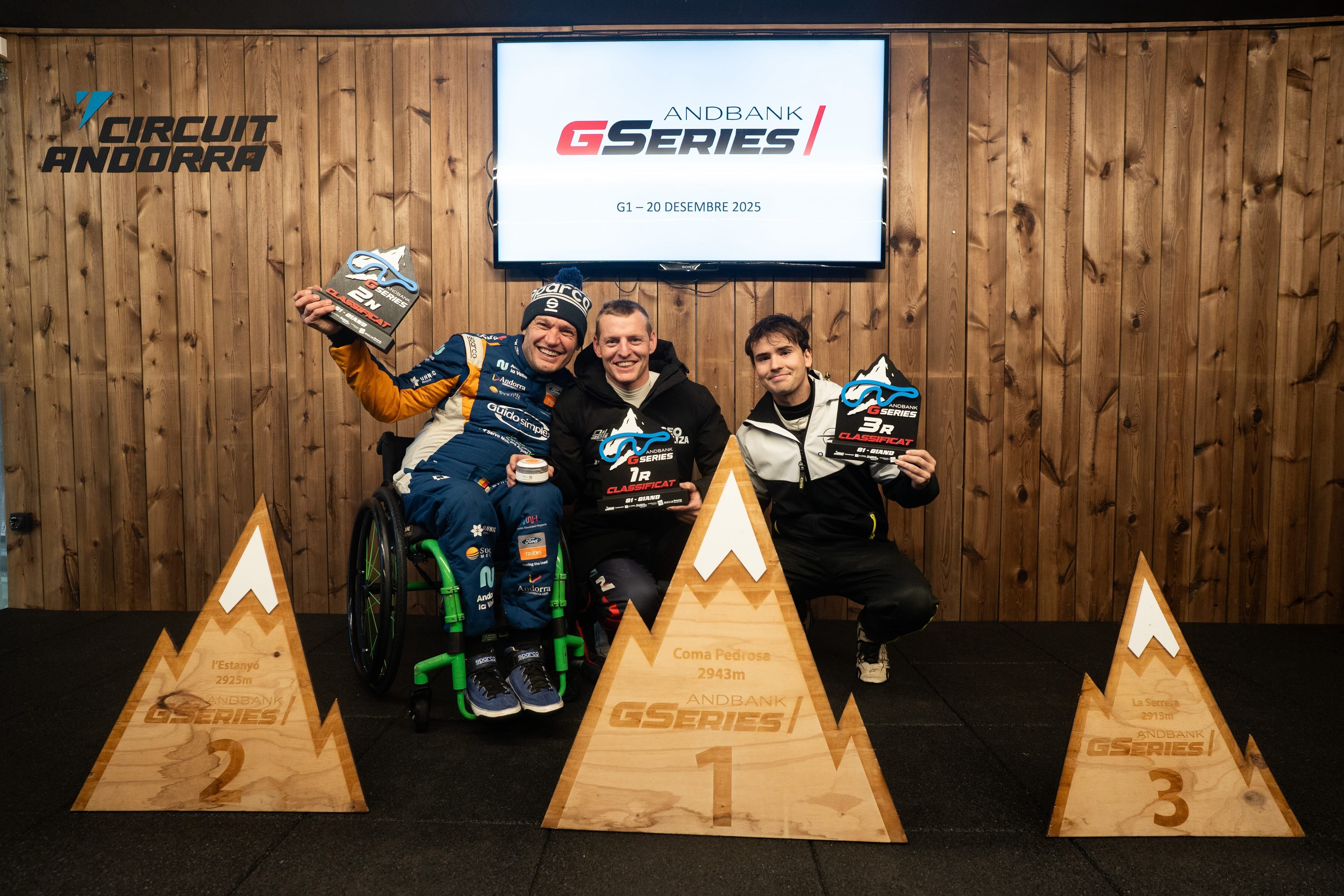 Podi inaugural de la temporada, amb el líder Nil Solans, Albert Llovera i Sito Español.