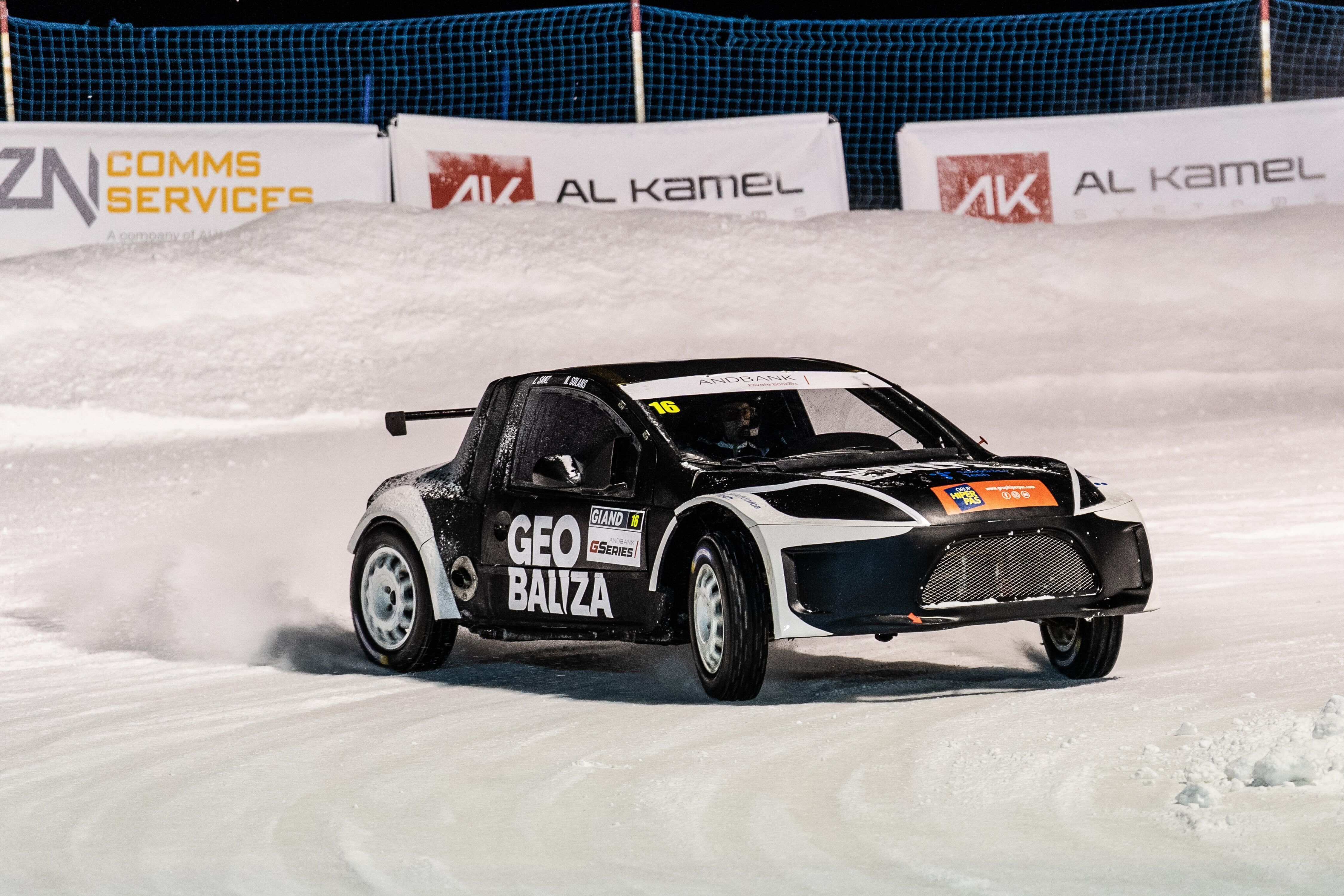 Els cotxes han tornat a accelerar sobre el gel del Circuit Andorra-Pas de la Casa.