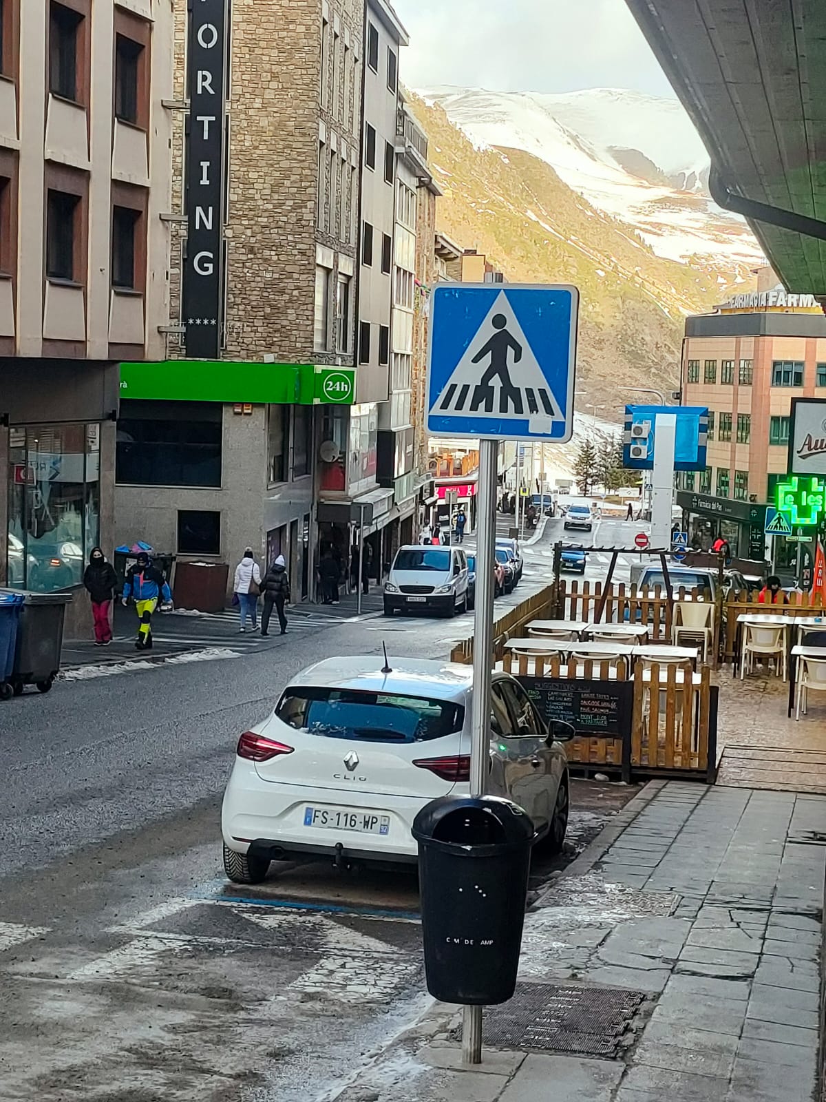 Un dels carrers del Pas aquest matí; hi ha moviment encara que no el d'altres temps.