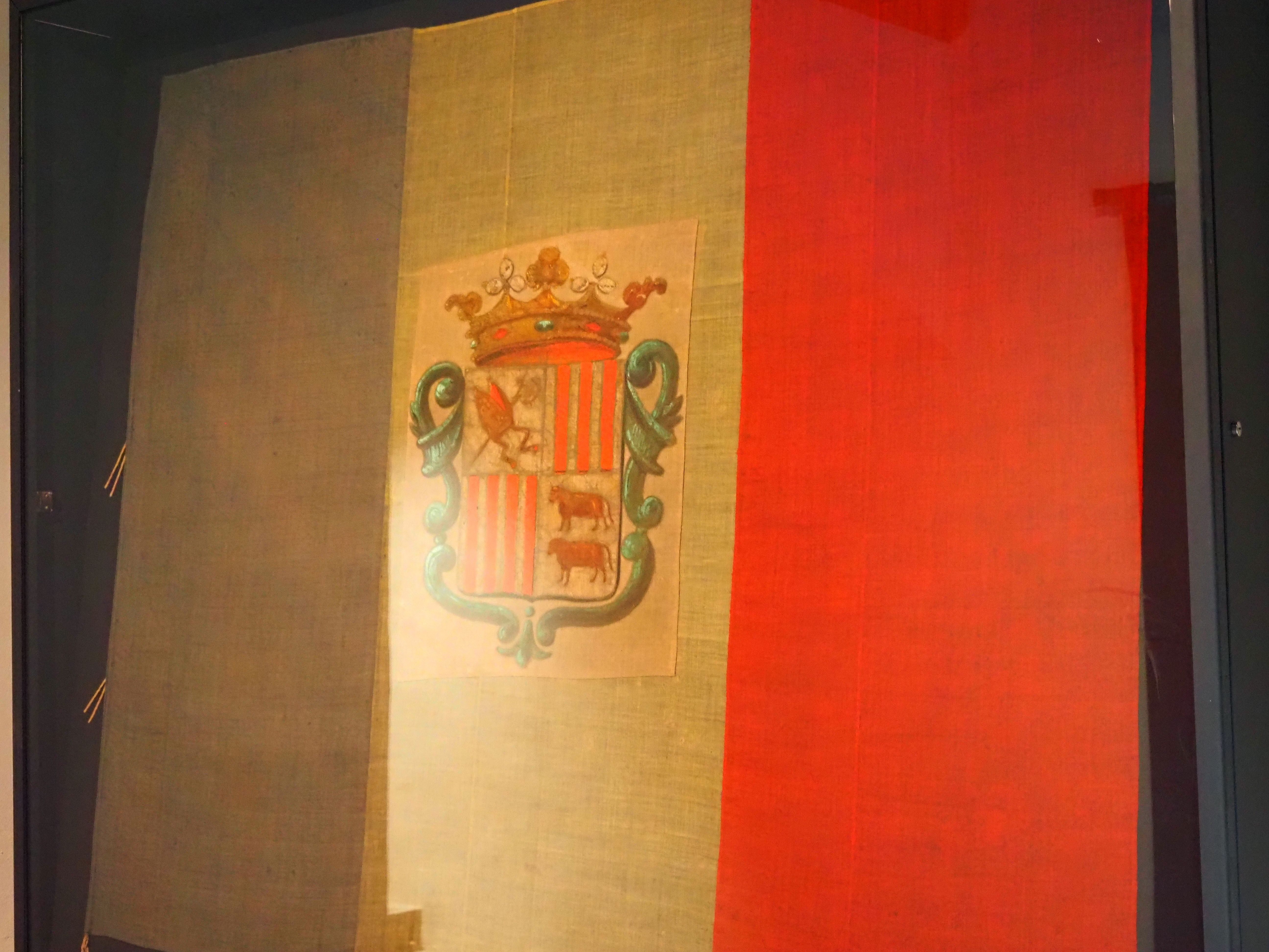 La primera bandera oficial, restaurada, que es pot veure a l'entrada de la Casa de la Vall. // M. P.