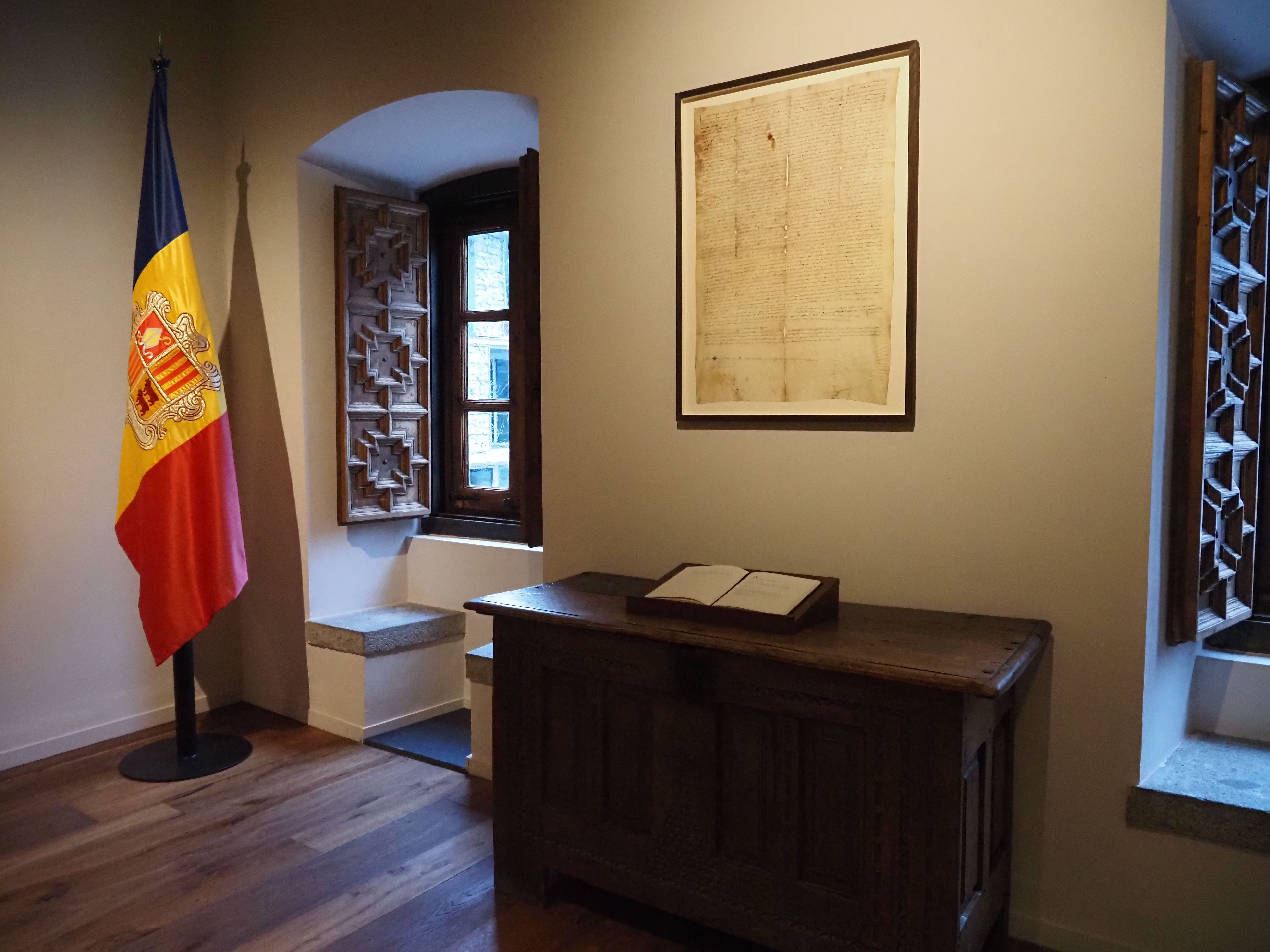 Pariatges i Constitució han substituït un escut i un rellotge.