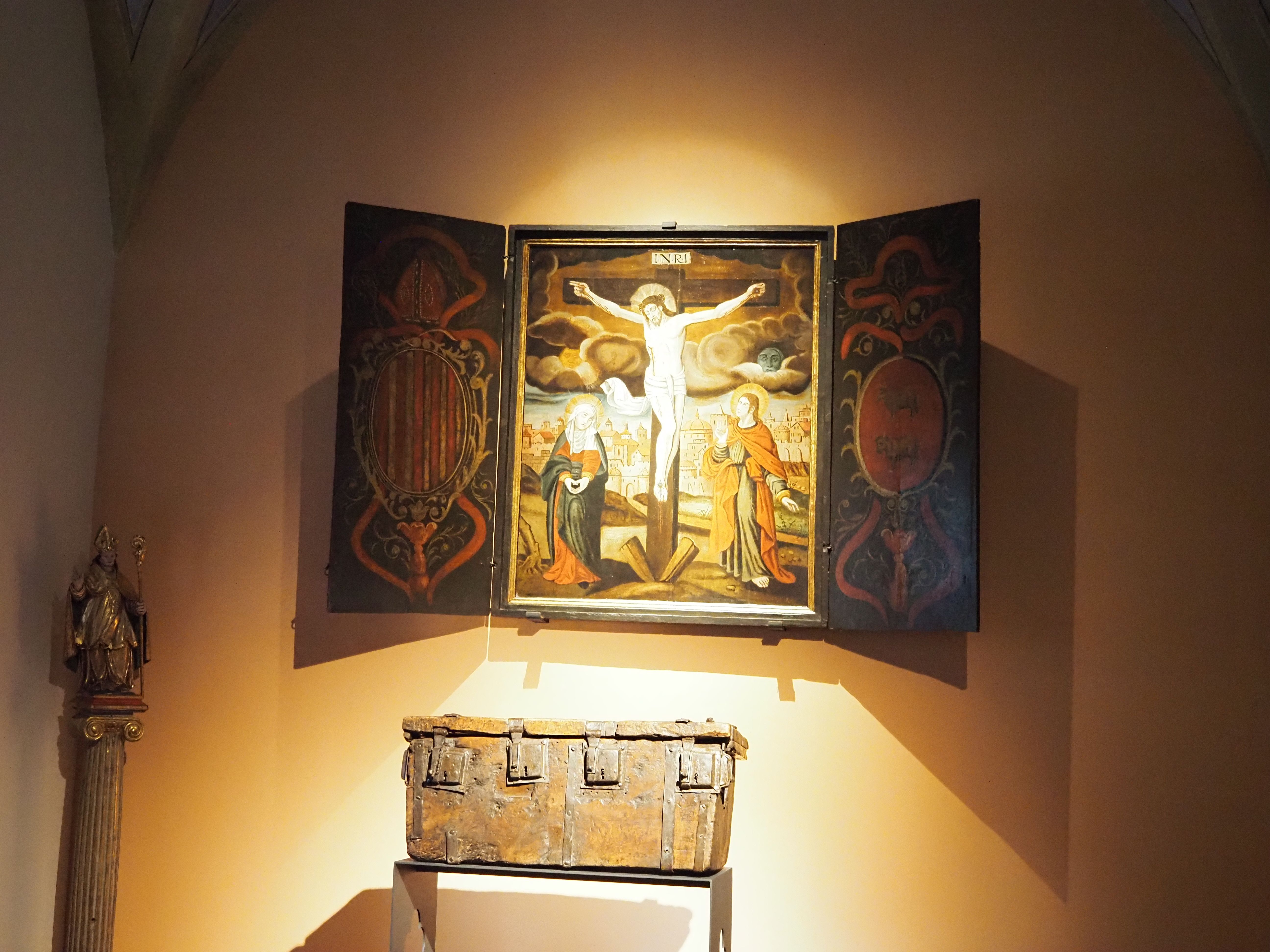 El tríptic i l'arca de la capella.