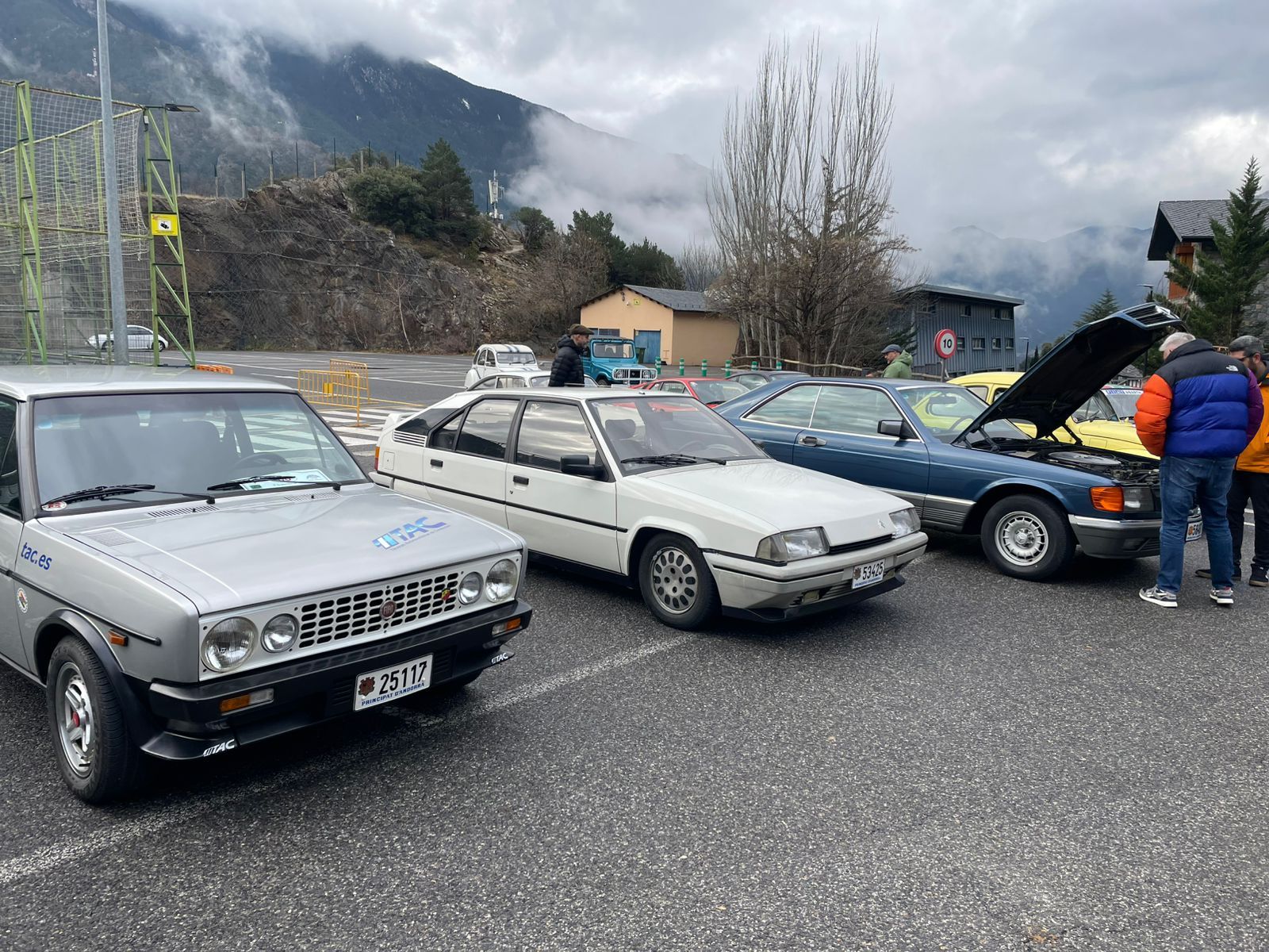Alguns dels cotxes exposats a l'aparcament del Sant Ermengol.