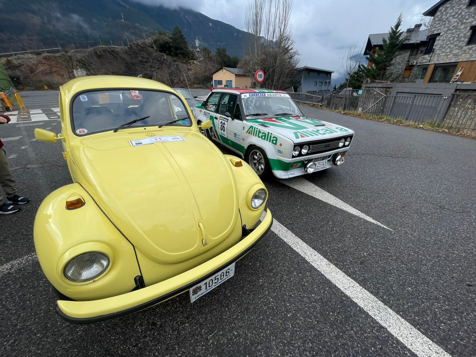Alguns dels cotxes exposats a l'aparcament del Sant Ermengol.