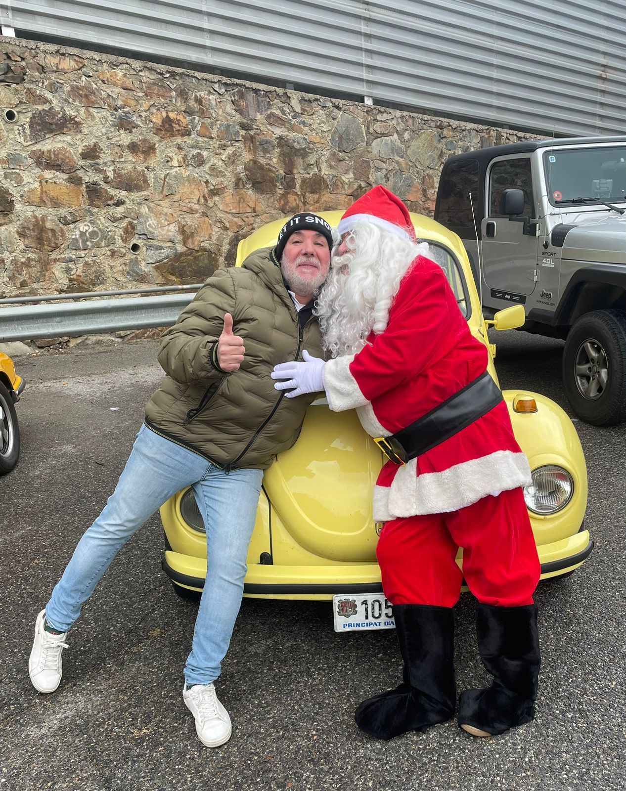 El Pare Nadal de l'associació de vehicles antics.