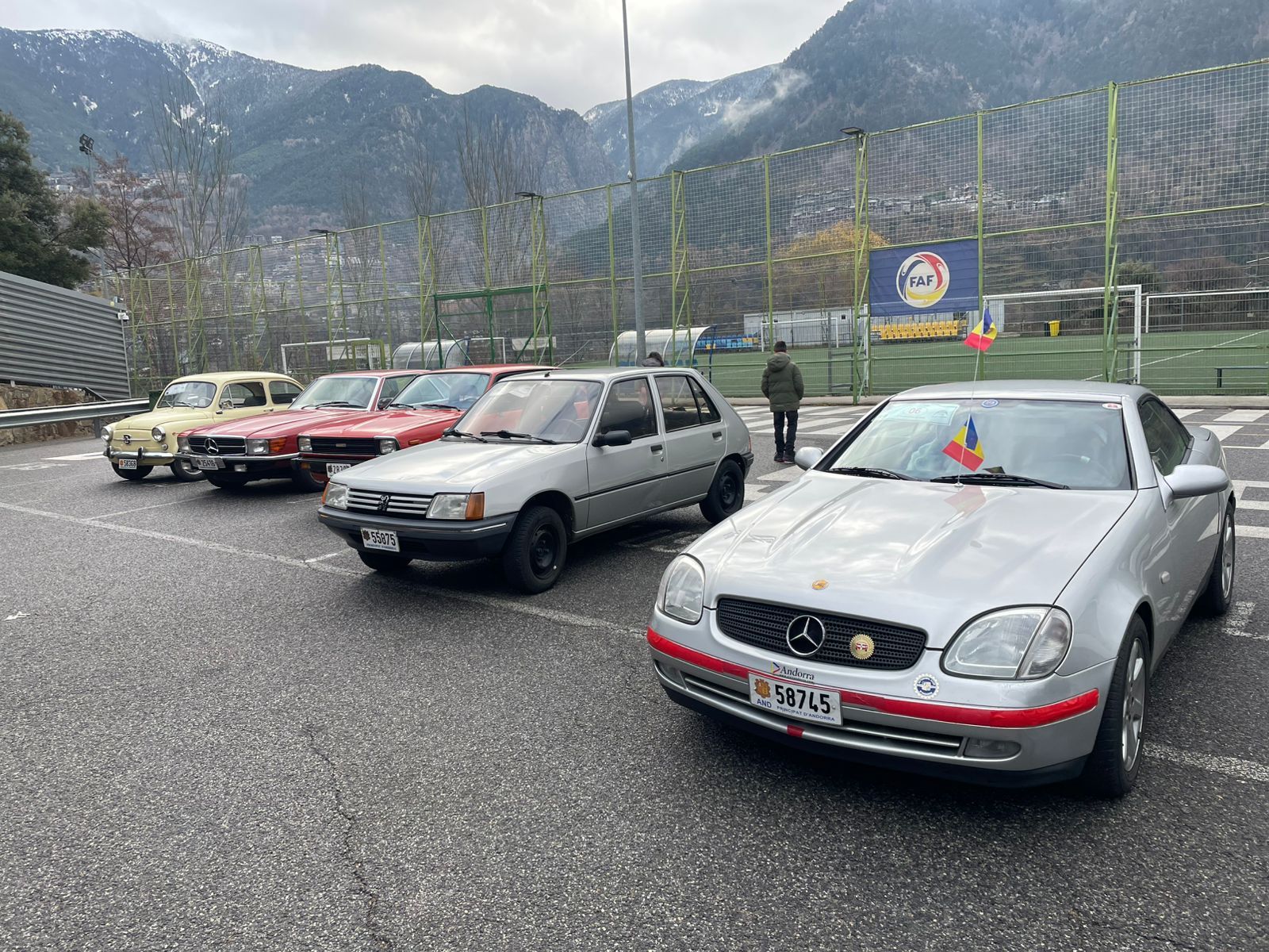 Alguns dels cotxes exposats a l'aparcament del Sant Ermengol.