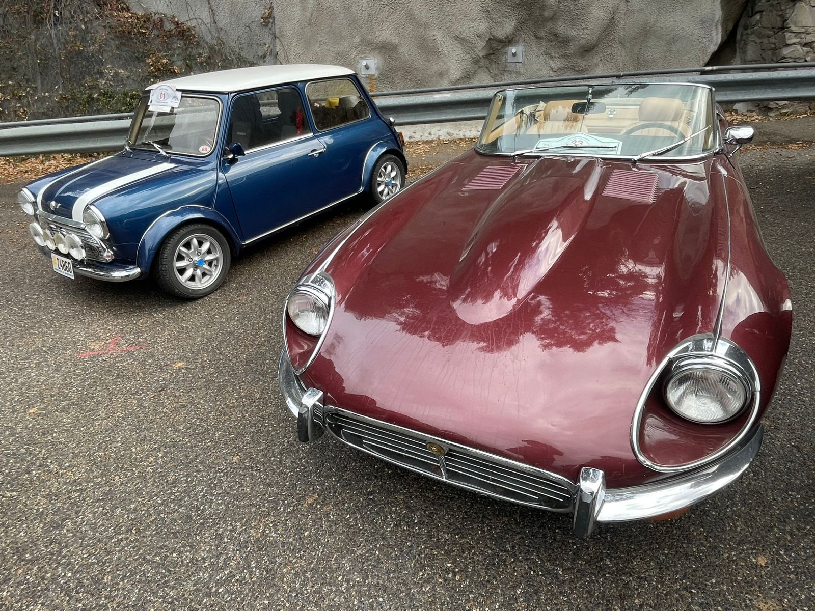 Vehicles participants estacionats a l'esplanada del Sant Ermengol.