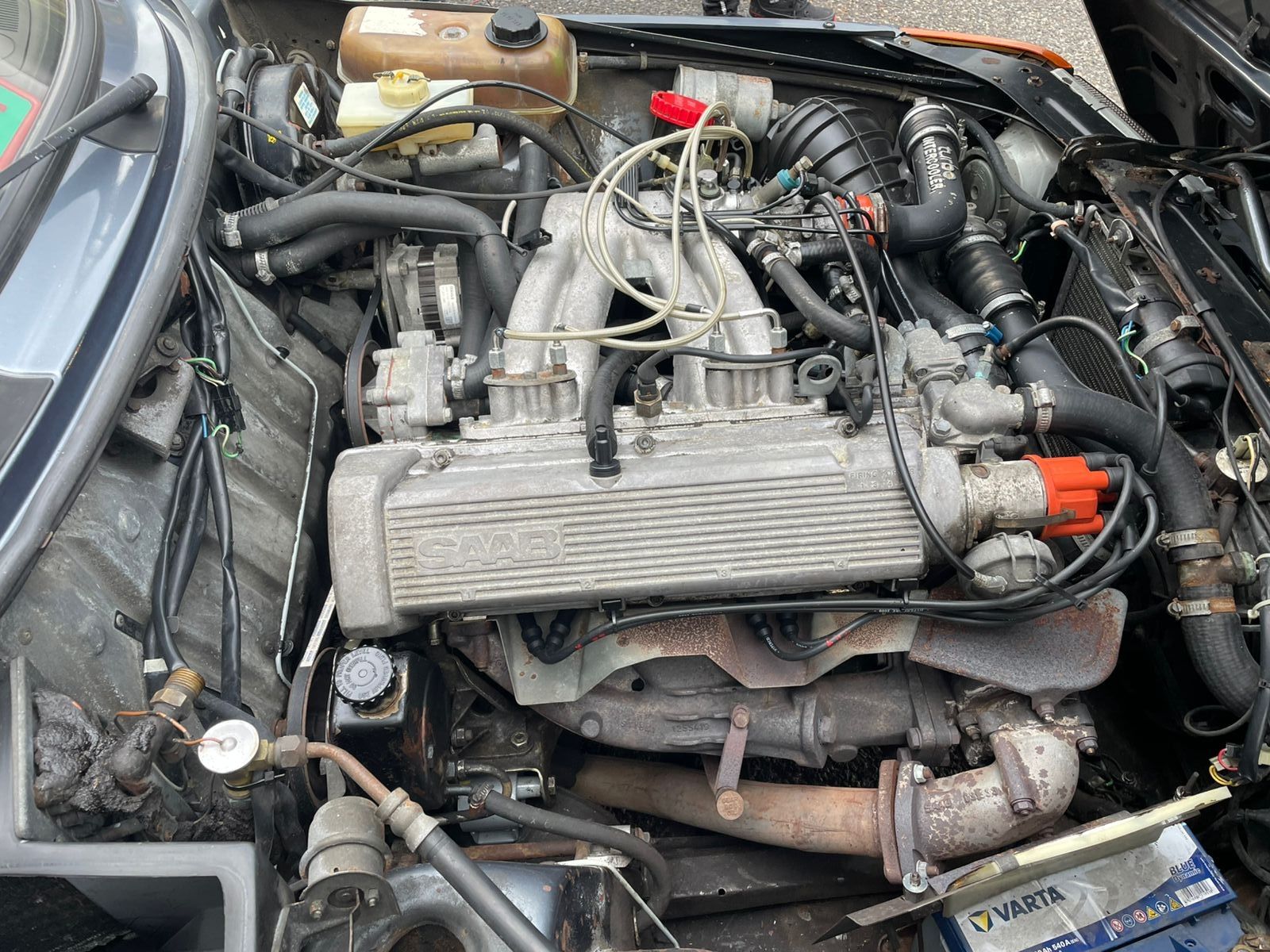 El motor d'un dels vehicles que ha participat en la trobada.