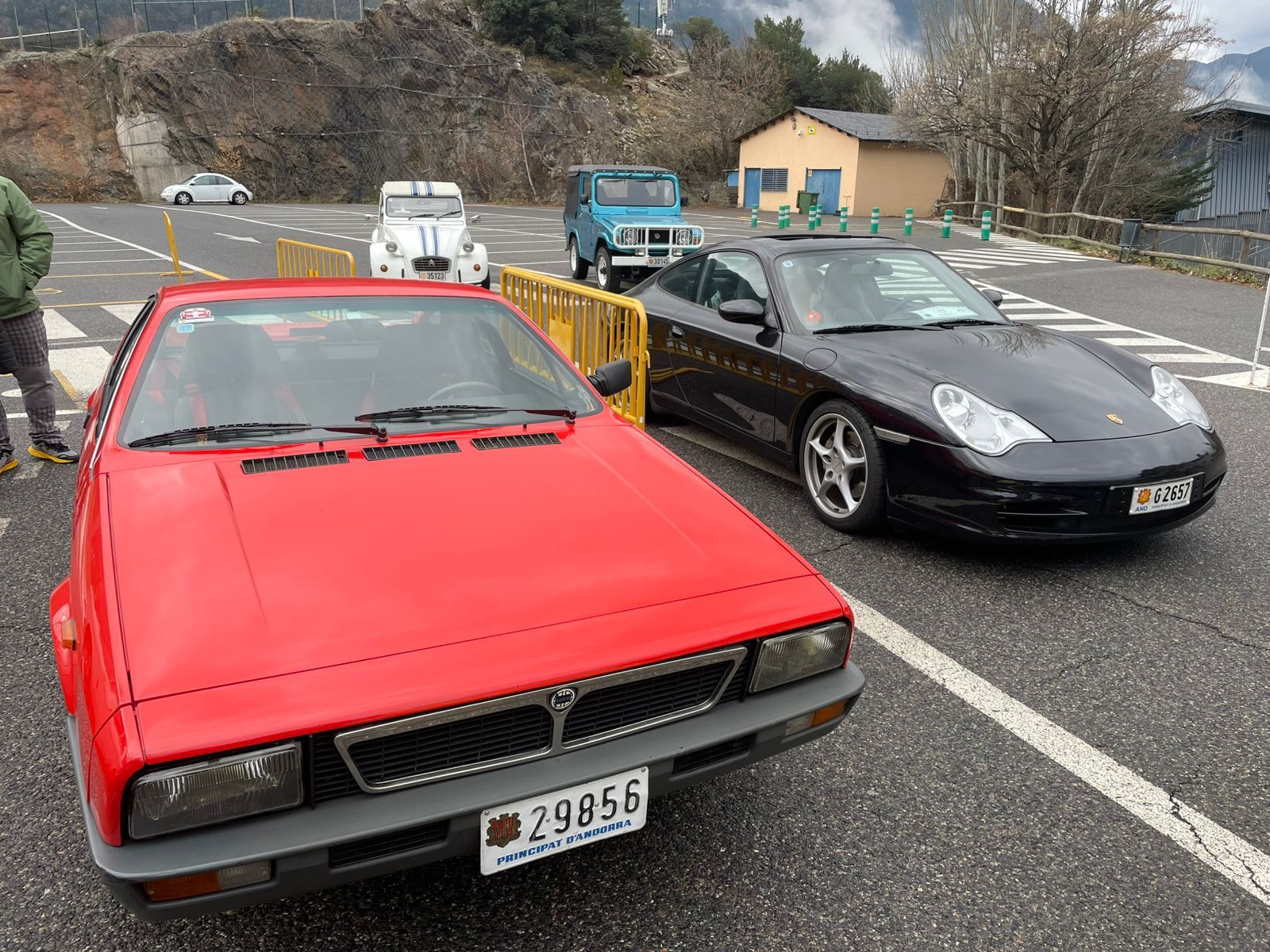 Vehicles participants estacionats a l'esplanada del Sant Ermengol.