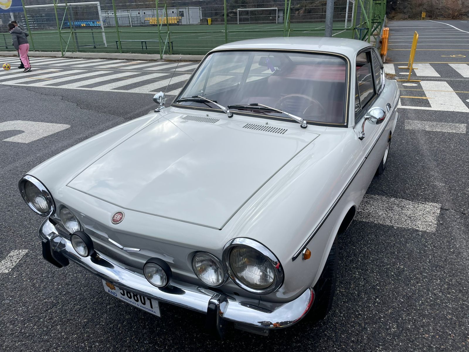 Un dels vehicles estacionats.