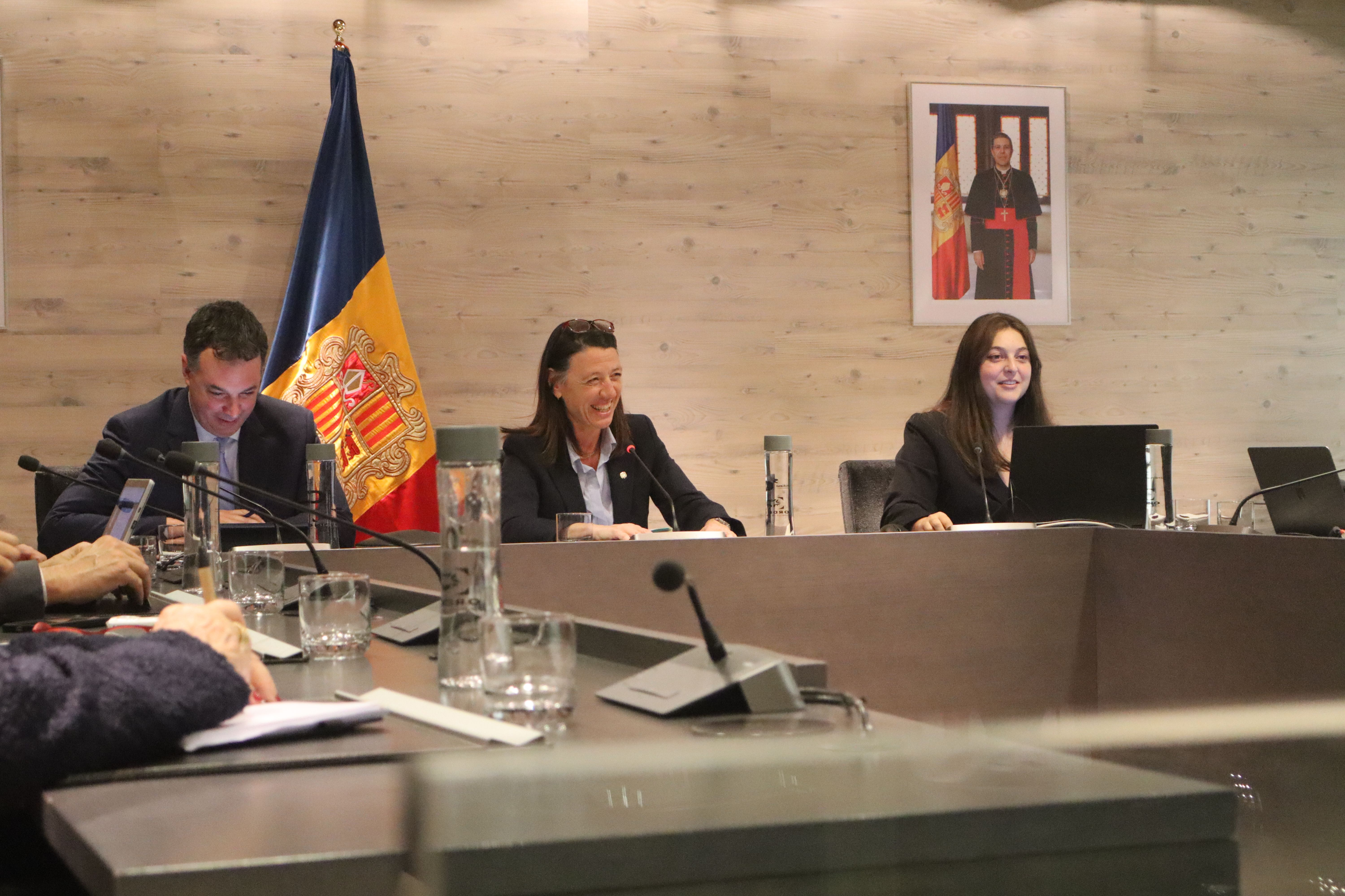 La cònsol d'Ordino, al centre, durant una sessió de consell de comú.