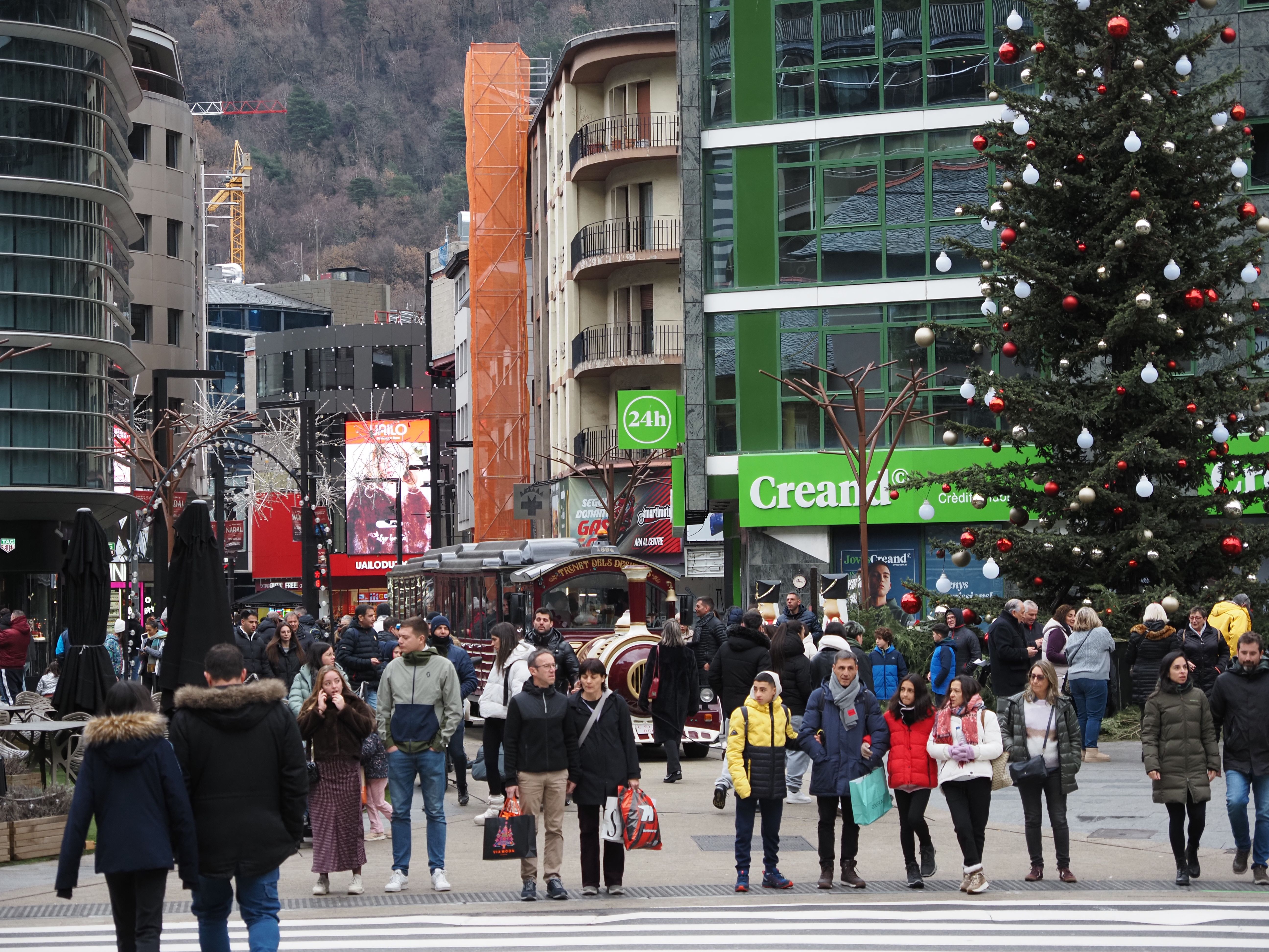 Turistes a l'avinguda Meritxell dies abans de Nadal.