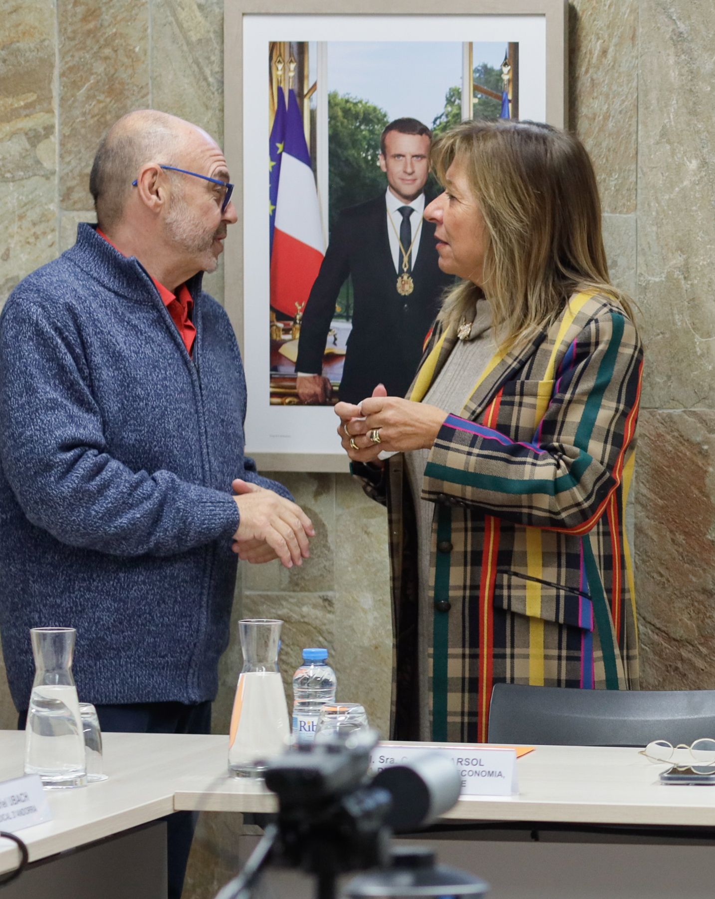 Gabriel Ubach conversant amb Conxita Marsol en els moments previs d'una de les darreres reunions del CES.