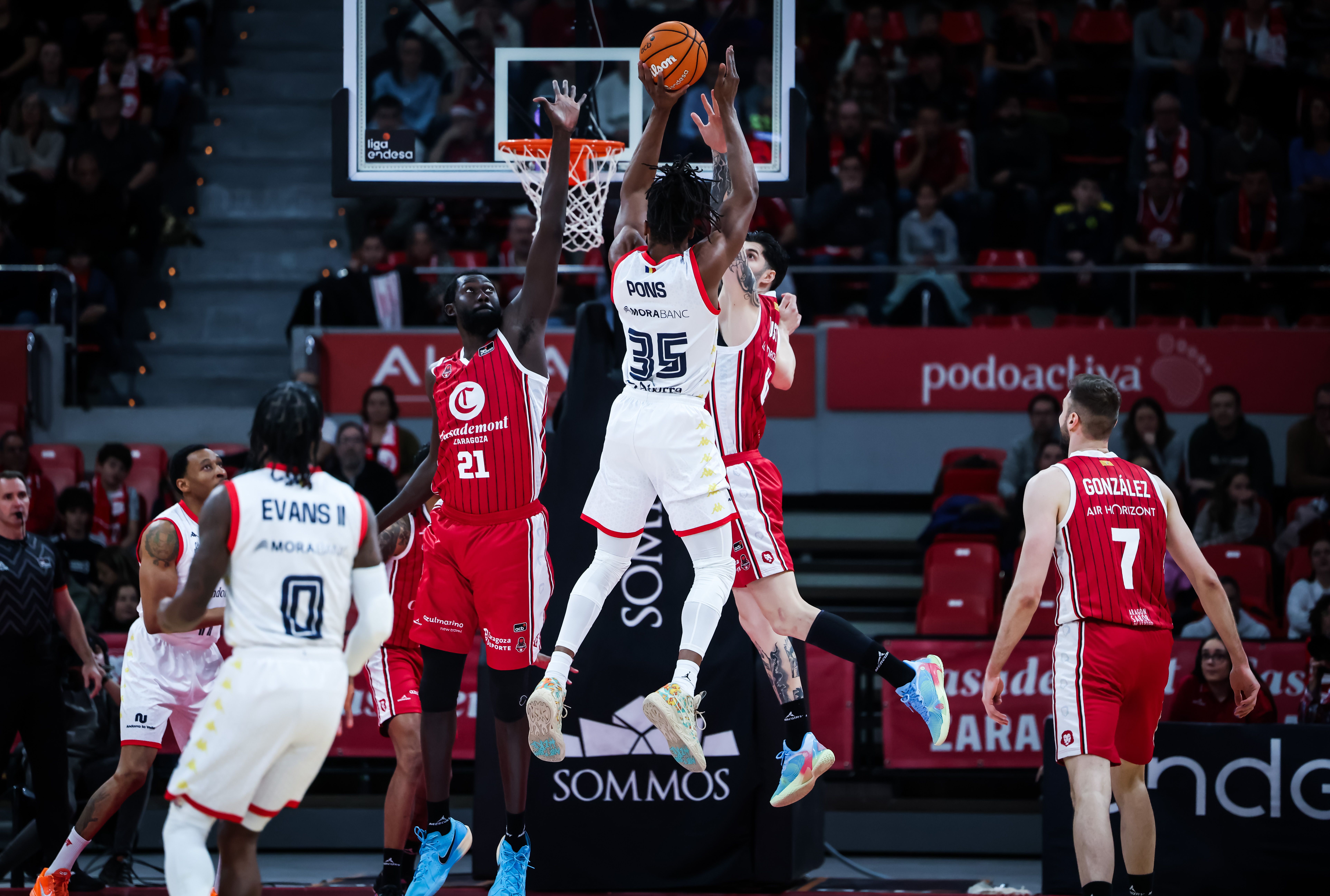 Yves Pons llança de tres a la segona meitat.