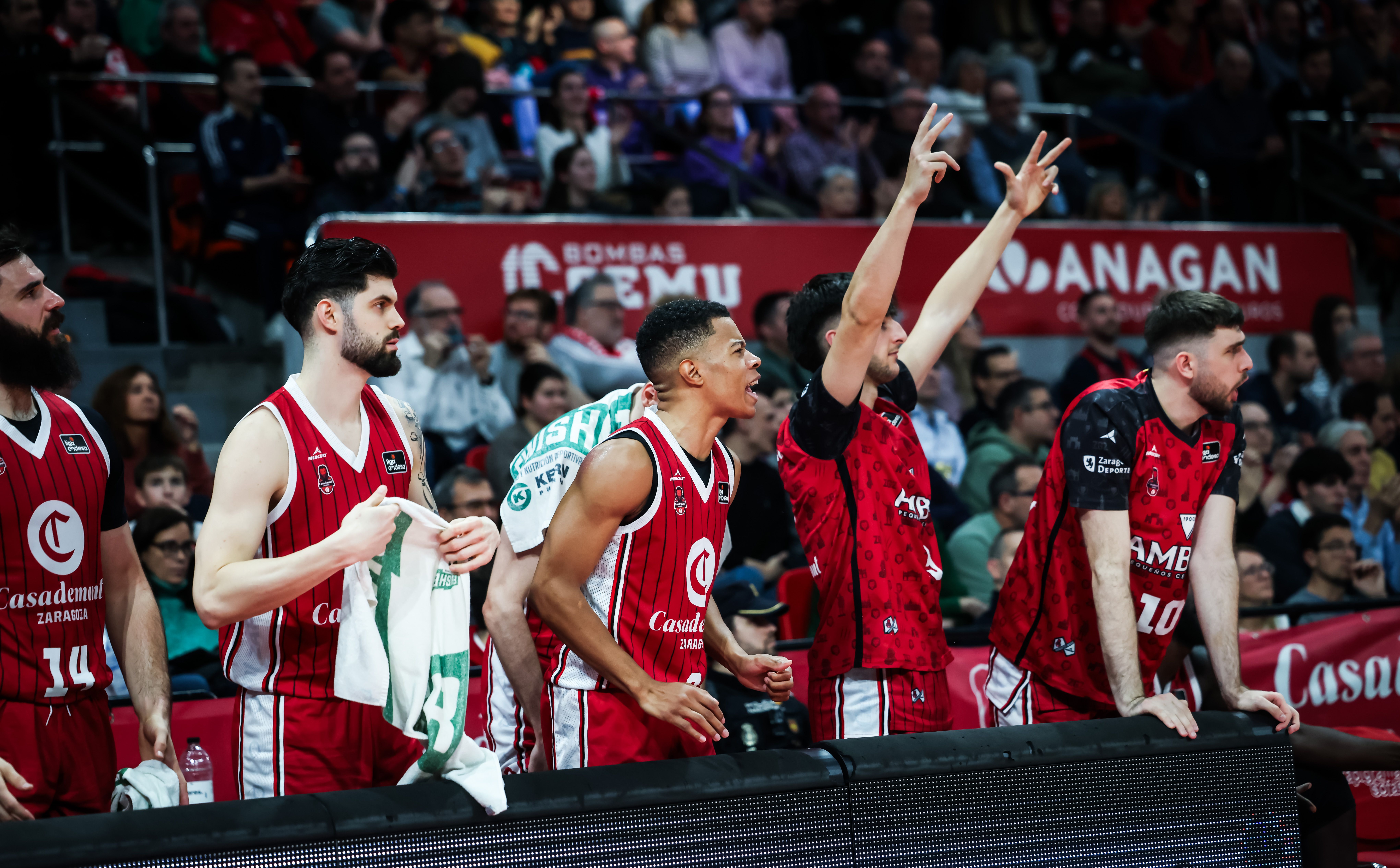 La banqueta del Saragossa ha embogit als últims deu minuts.