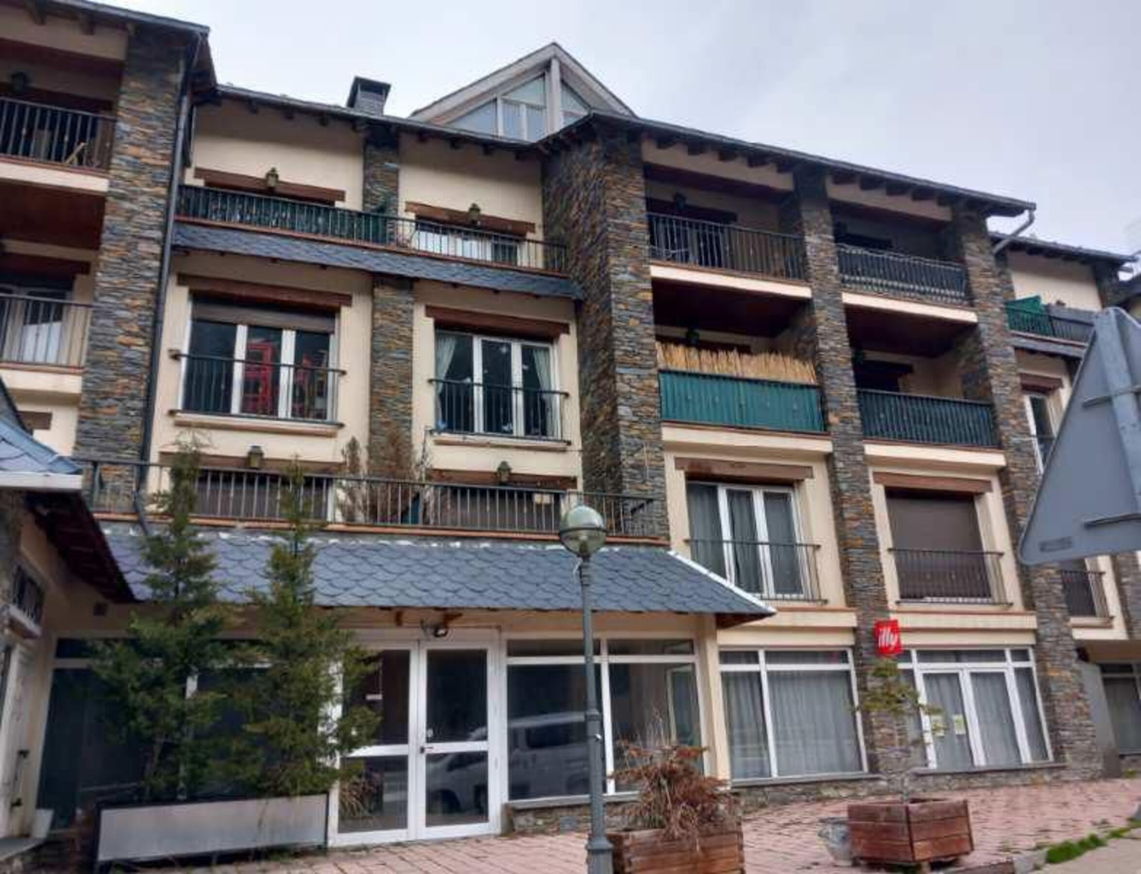 Una imatge de l'edifici Interski on hi ha diversos habitatges que s'han subhastat. Una imatge de l'edifici Interski on hi ha diversos habitatges que s'han subhastat.