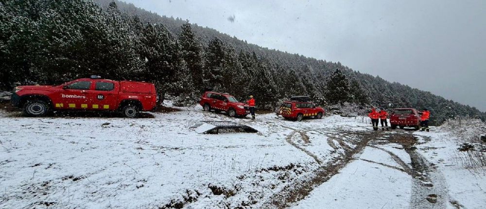 Dotacions dels bombers acudint al rescat dels joves.