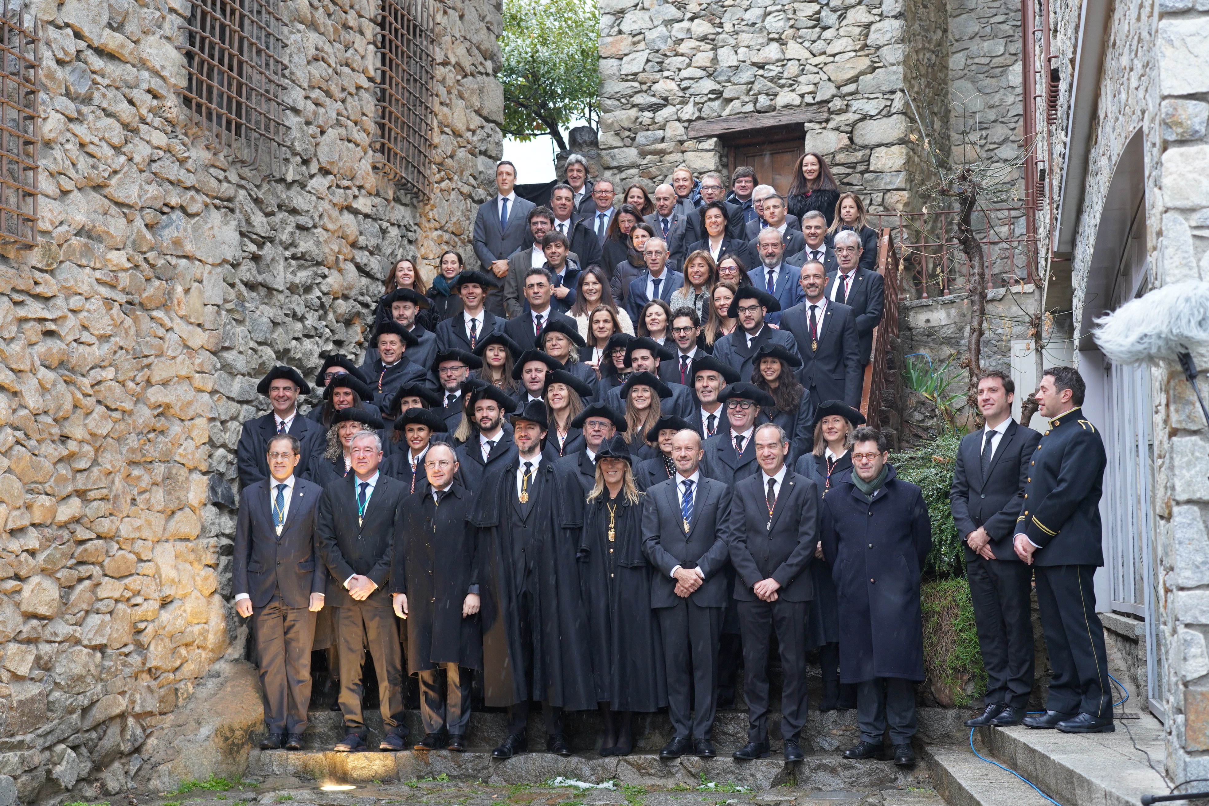 La tradicional fotografia de les autoritats a les escales de Casa de la Vall.