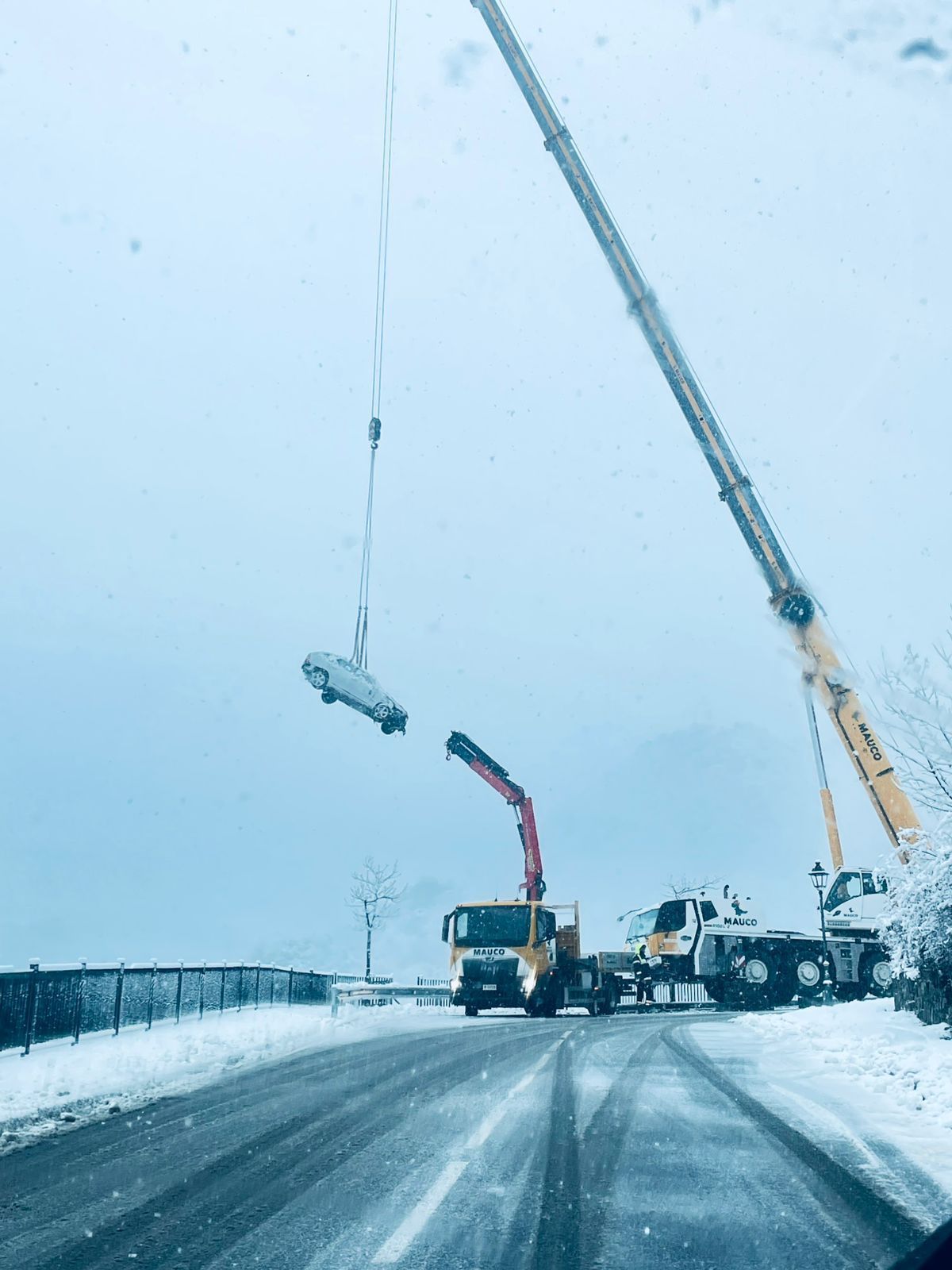 El cotxe en qüestió, retirat per la grua aquest dilluns tot i la nevada.