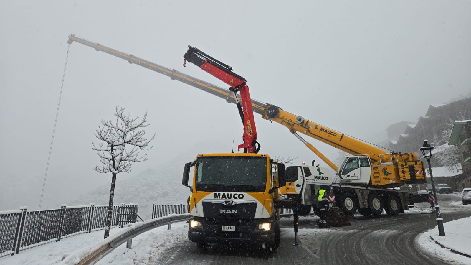 Les dues grues, enretirant el vehicle accidentat a la carretera d'Aixirivall. Les dues grues, enretirant el vehicle accidentat a la carretera d'Aixirivall.