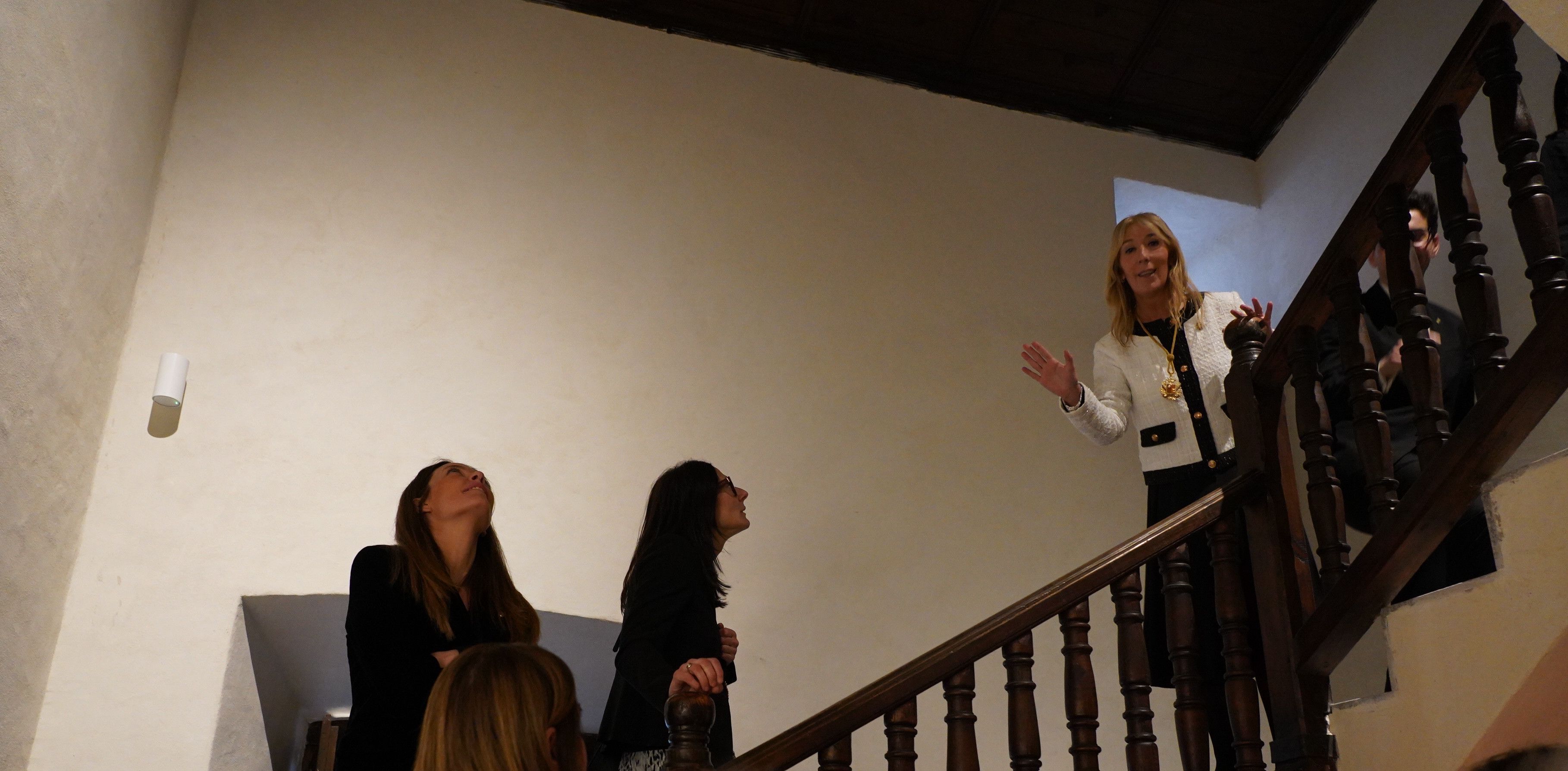 Sandra Codina indicant als membres de Govern que el cap de casa està encara en obres.