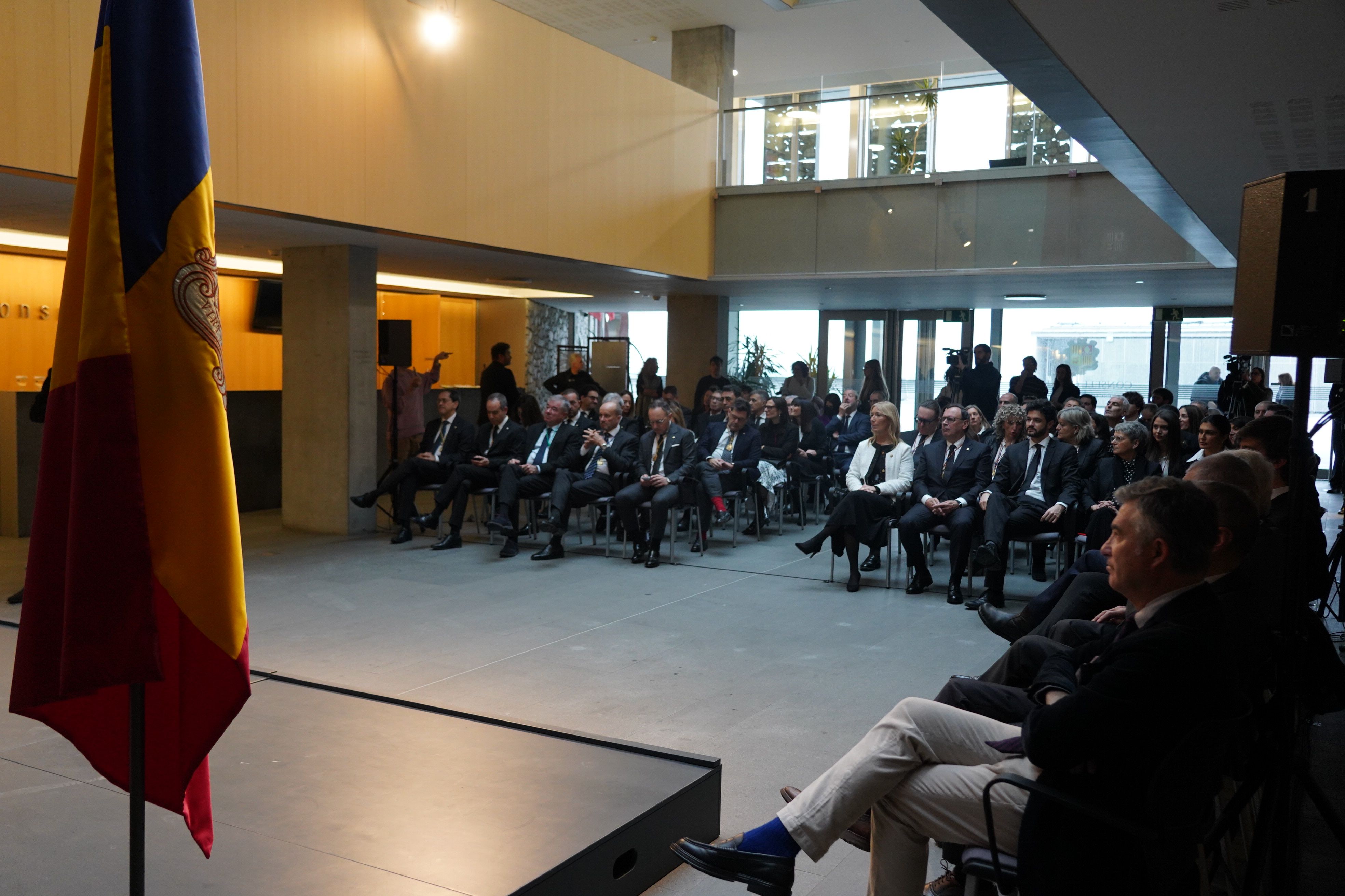 Autoritats assisteixen a l'acte de presentació de la reforma. 