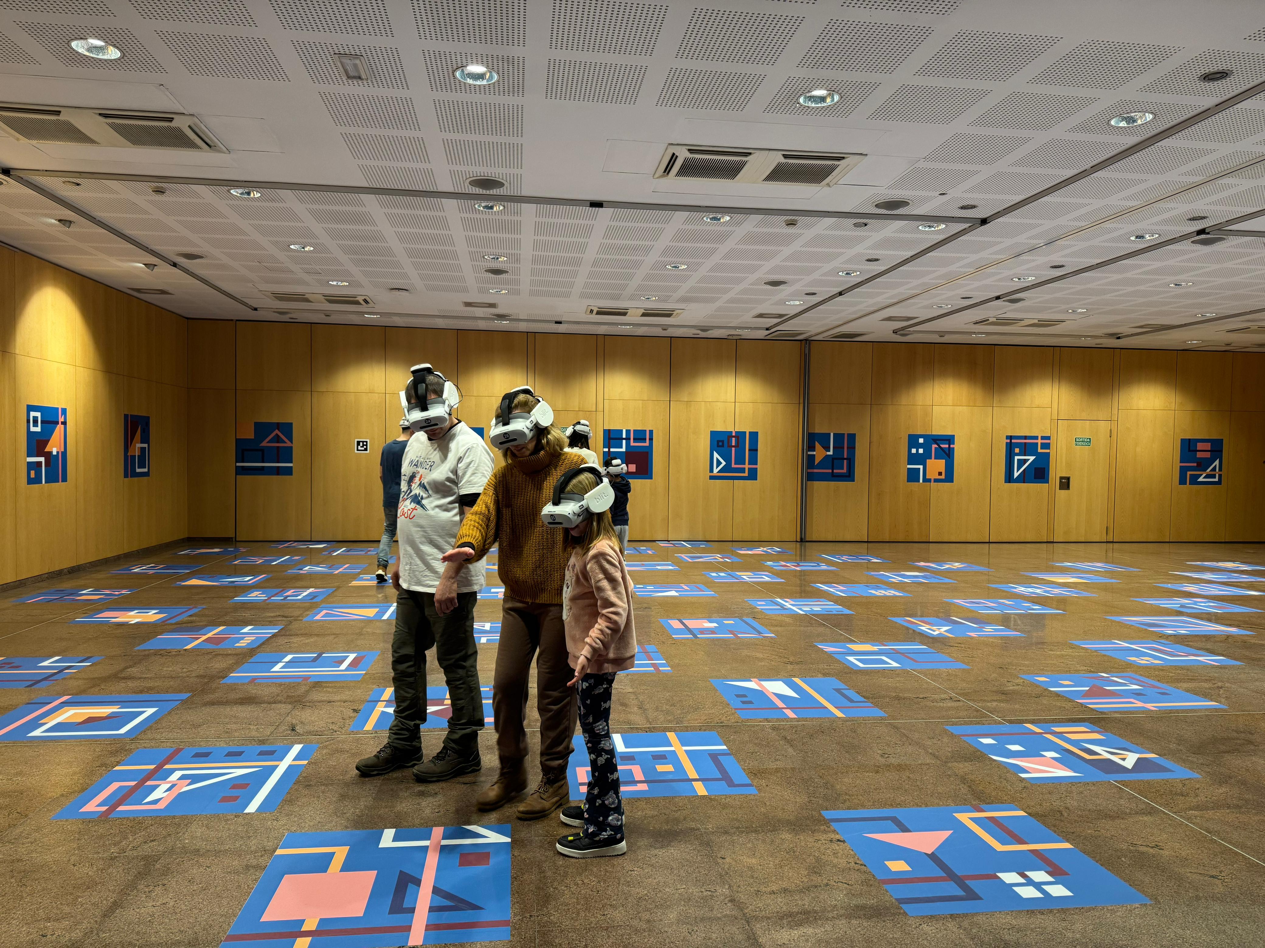 Algunes de les persones que aquest dilluns han provat l'experiència immersiva.