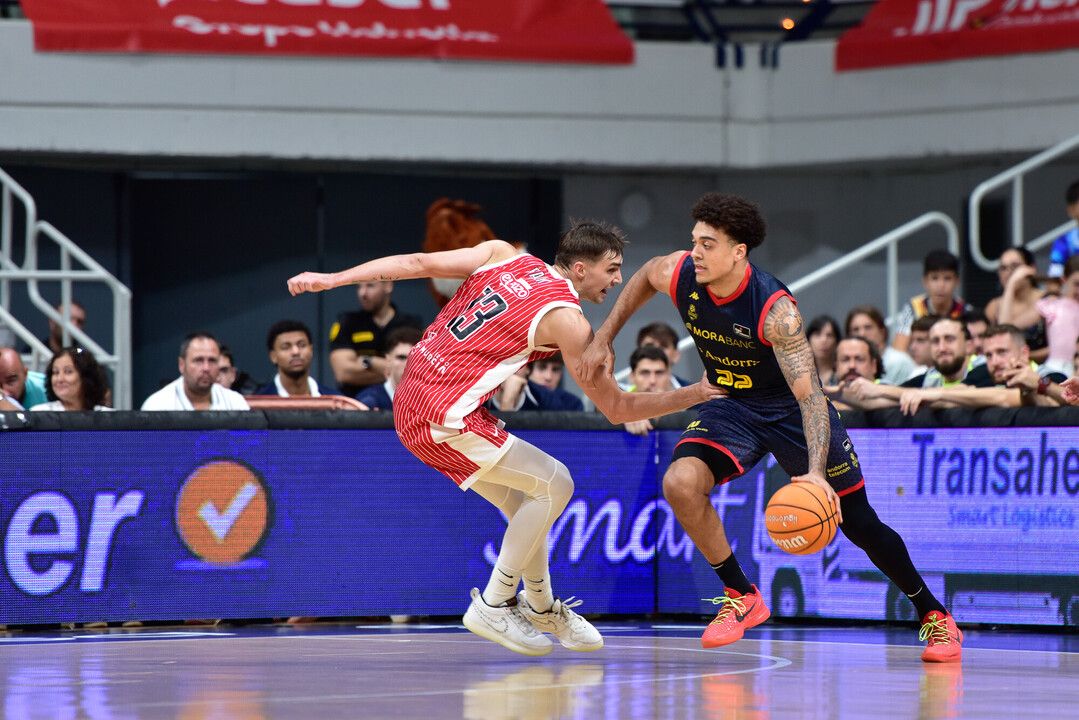 Justin McKoy en una jugada en el partit contra l'UCAM Múrcia.