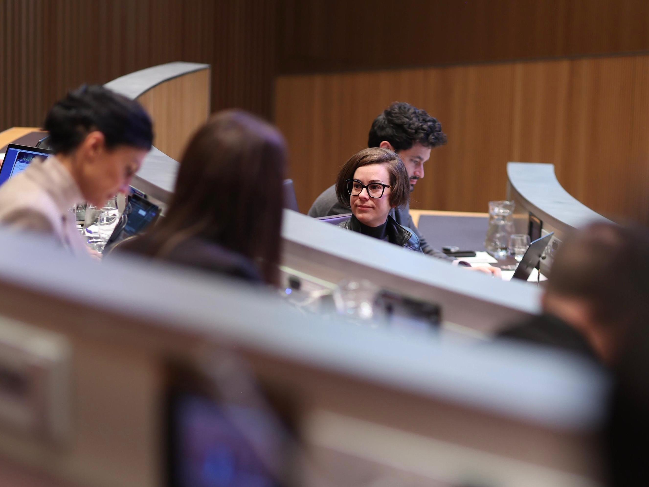 Núria Segués durant una sessió de Consell General