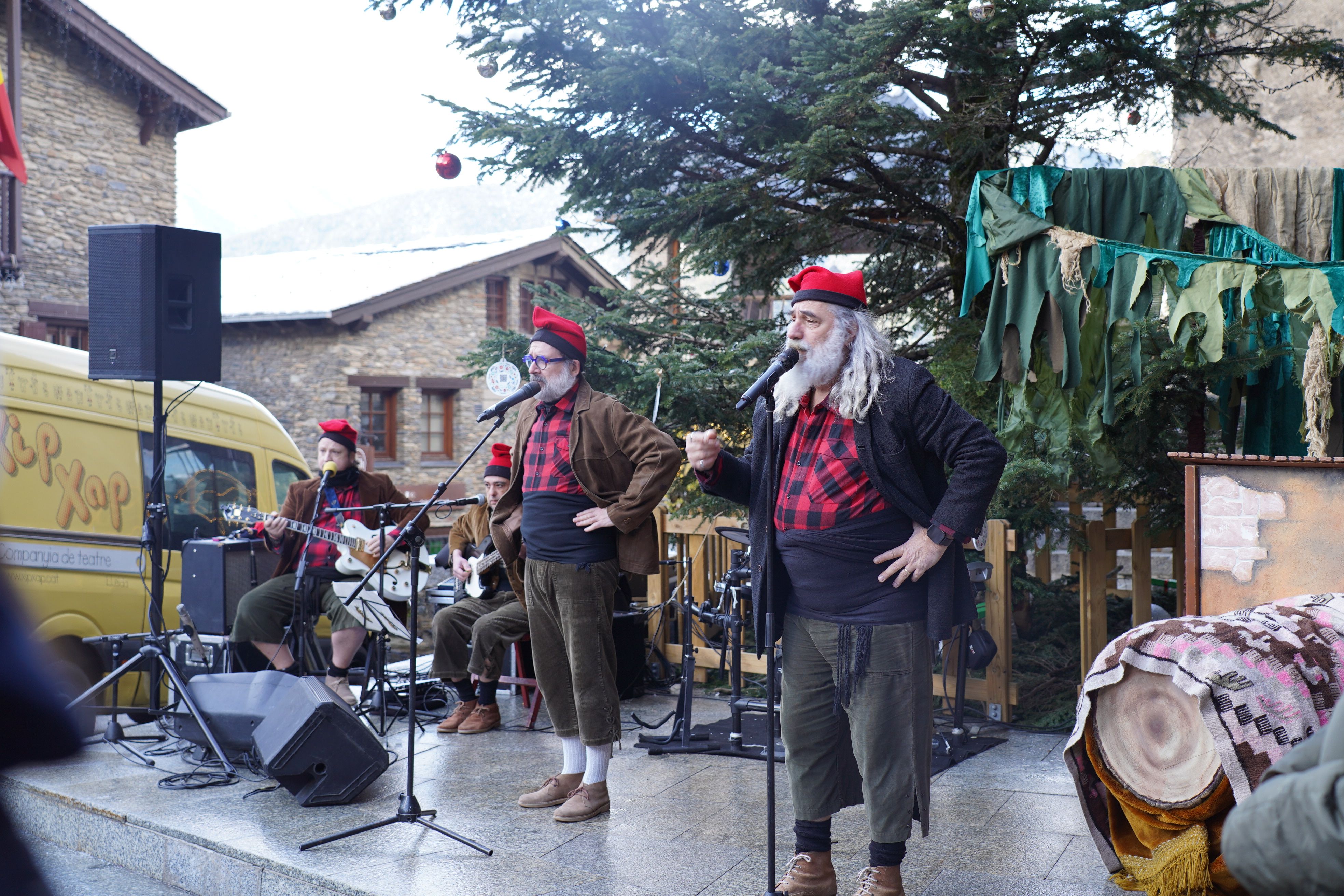 La companyia de teatre Xip Xap ha escalfat l’ambient amb un espectacle musical.