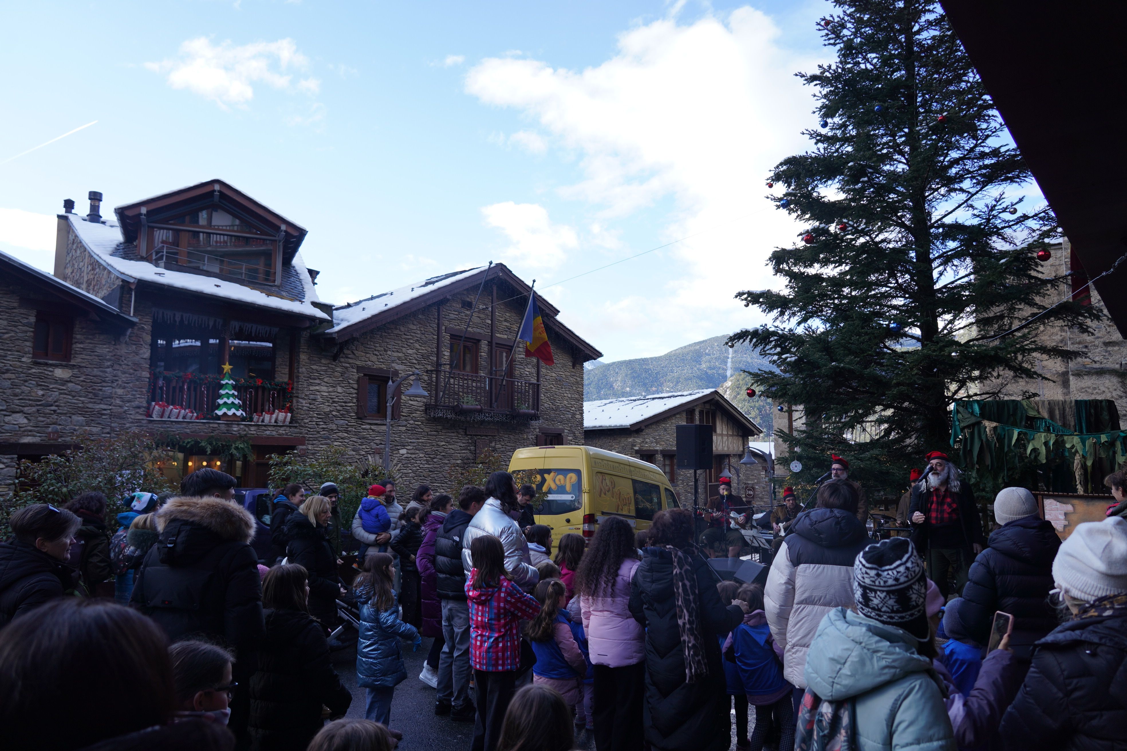 Una quarentena de nens i nenes han omplert d'il·lusió la plaça major d'Ordino.