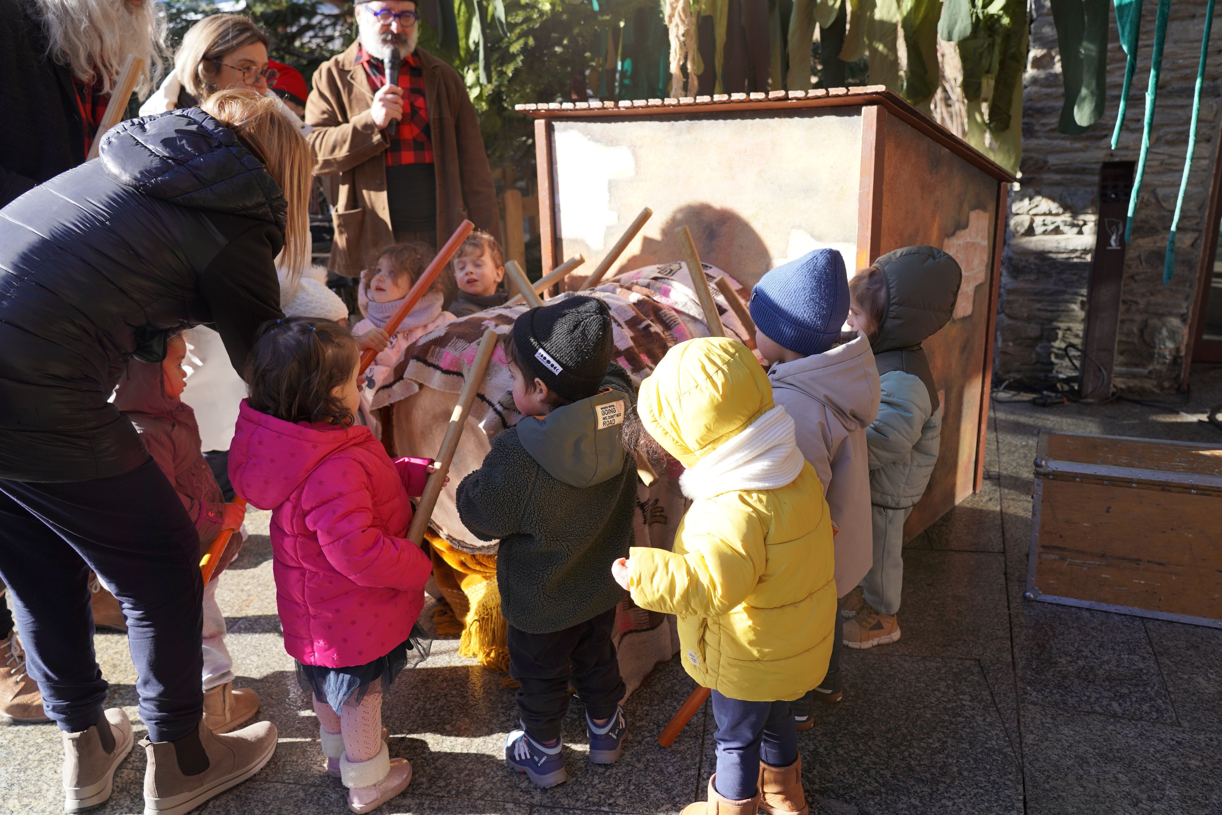 Els nens 'fent cagar' al Tió.