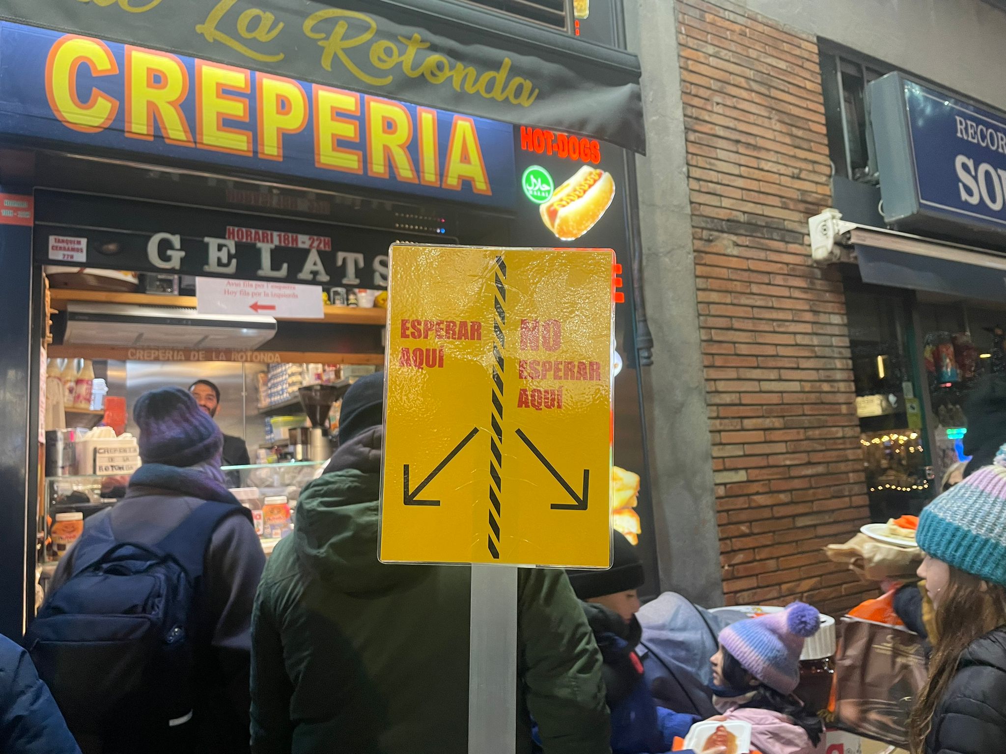 Un rètol per regular 'el trànsit' a la creperia.